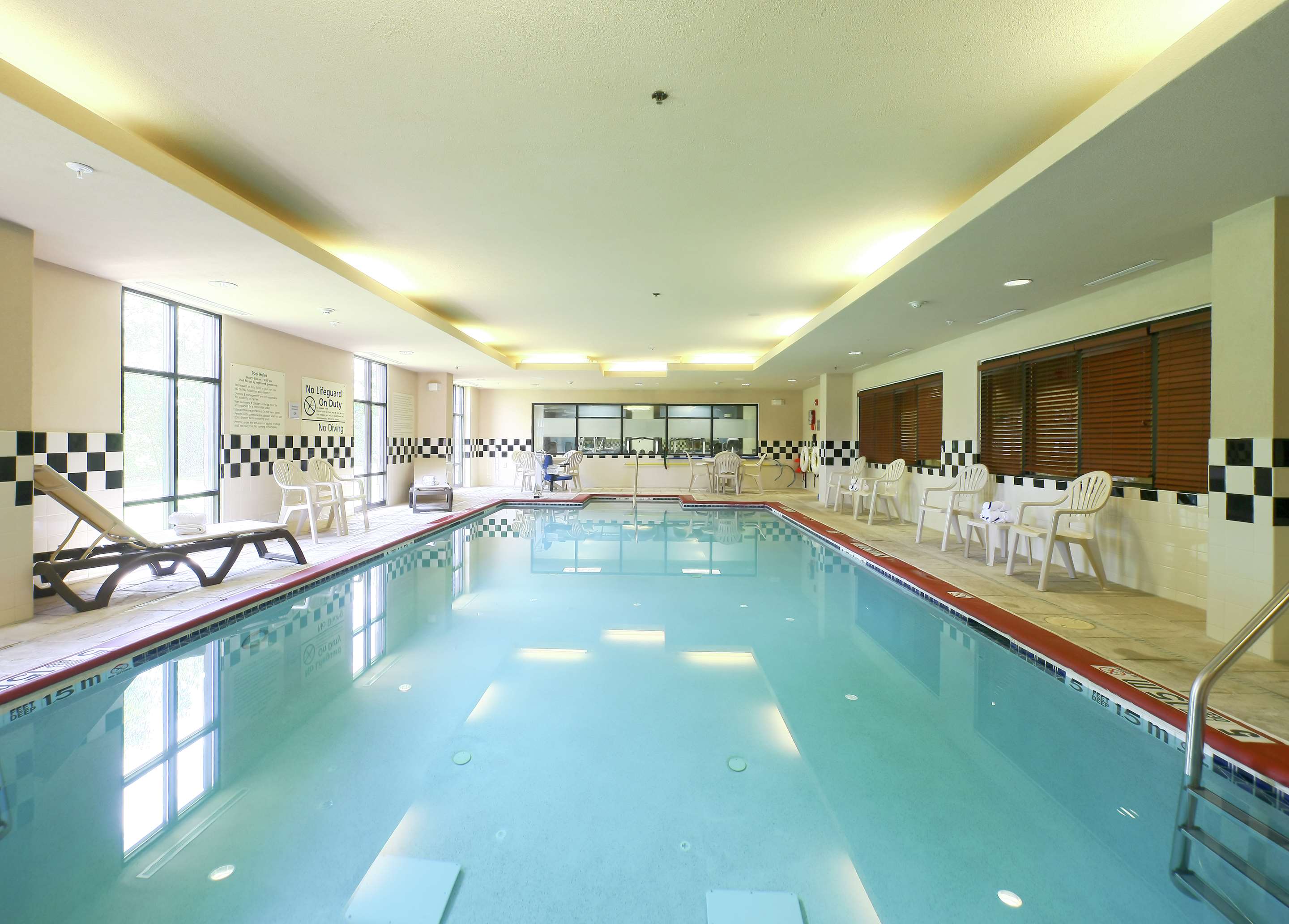 Pool | Hampton Inn North Brunswick / New Brunswick
