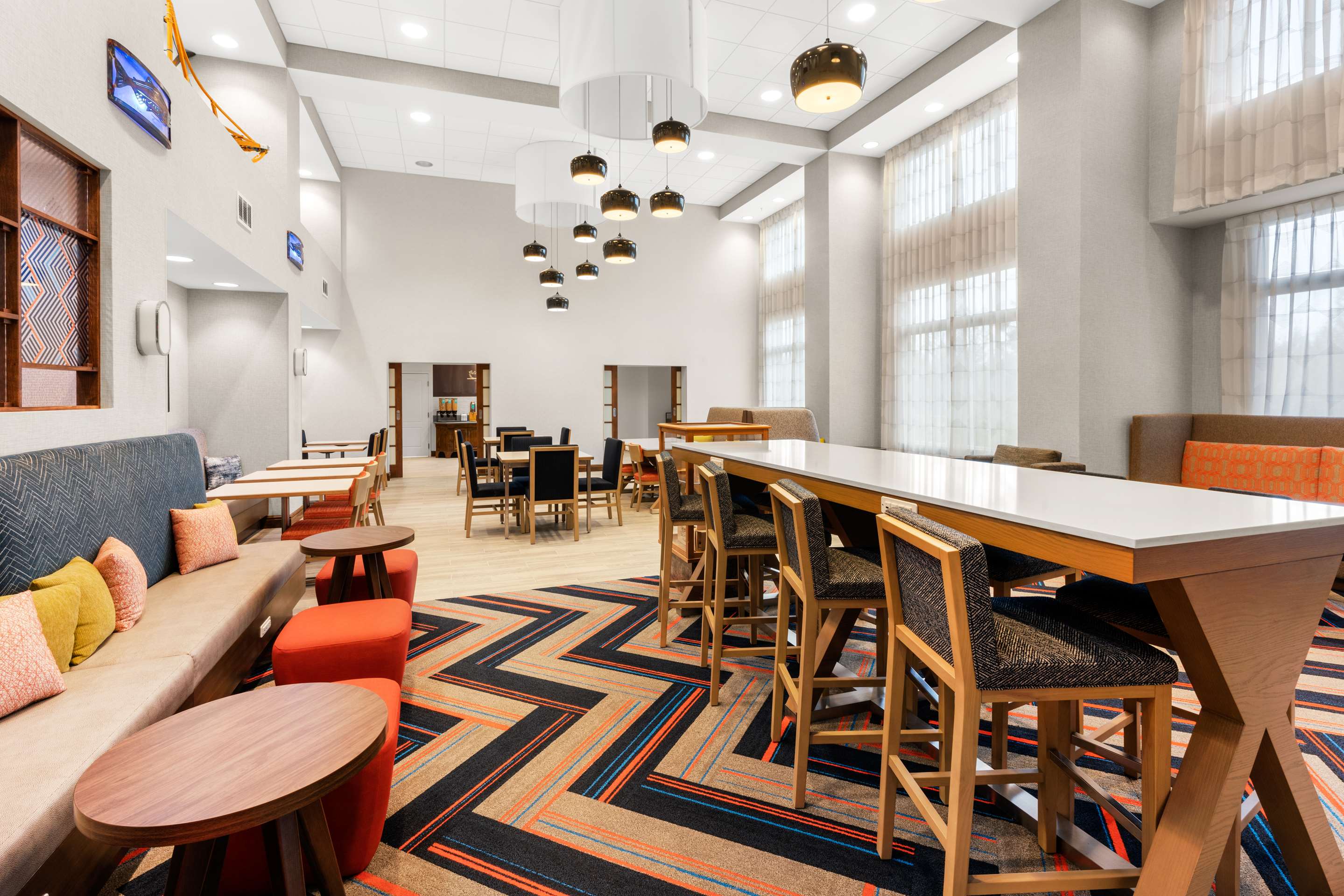 Lobby | Hampton Inn & Suites Fairbanks