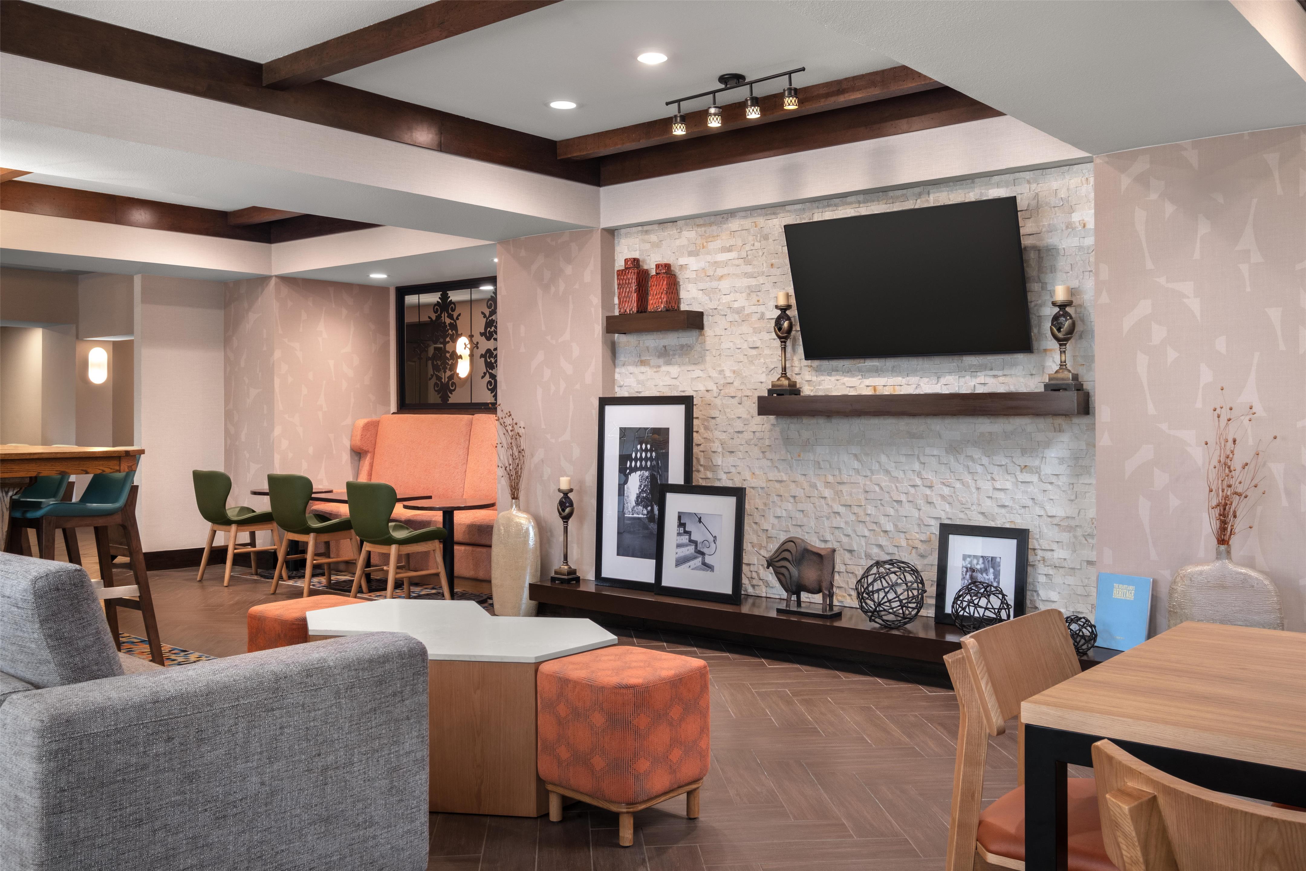 Lobby | Hampton Inn & Suites Fresno