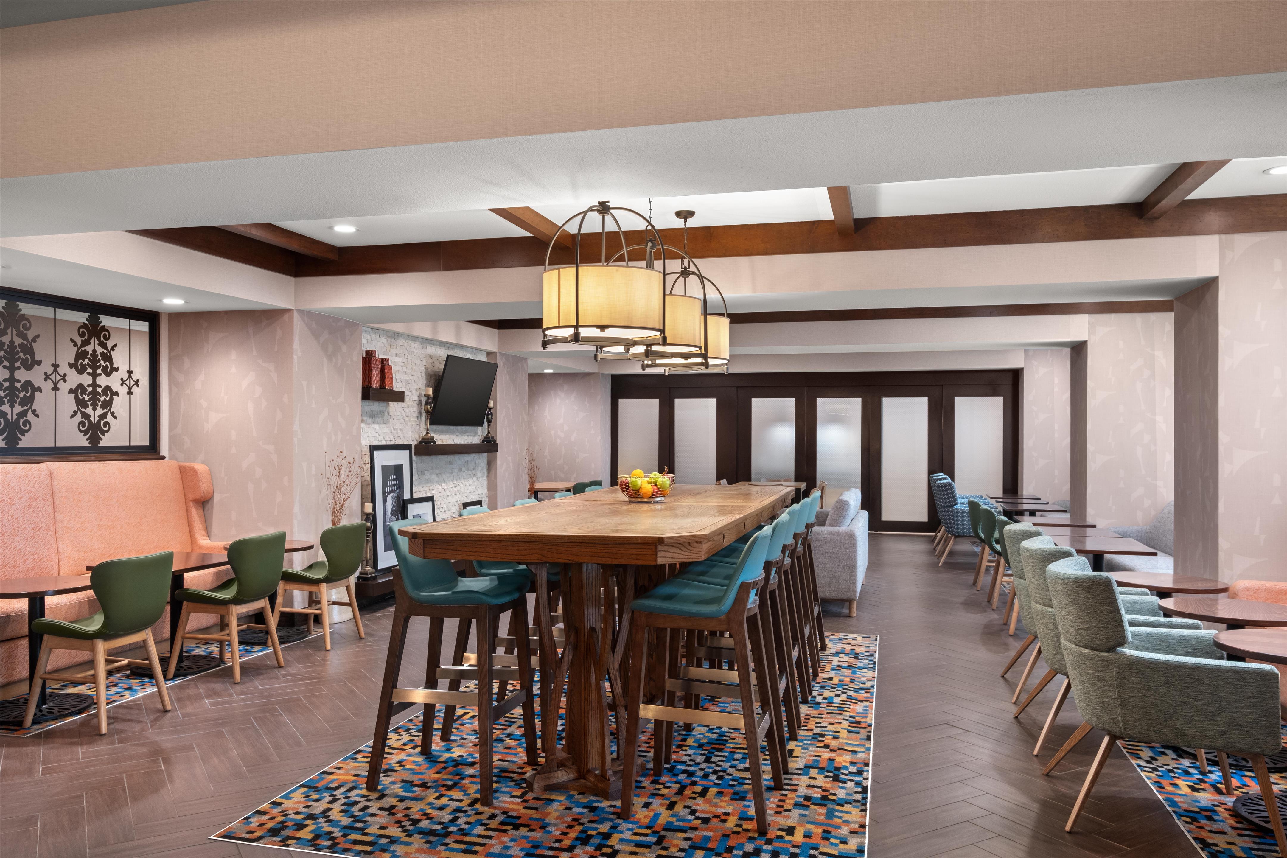 Lobby | Hampton Inn & Suites Fresno