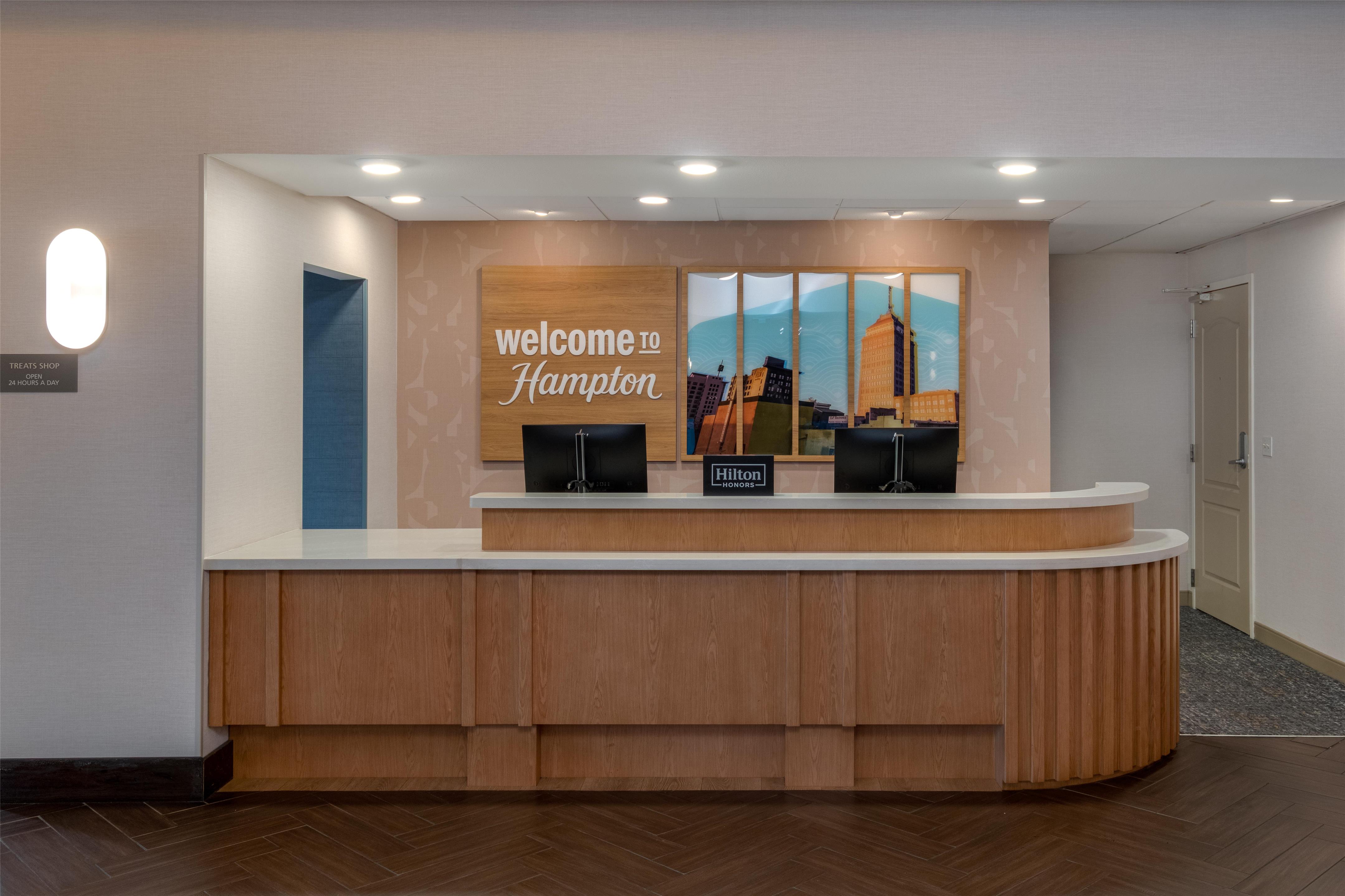 Reception | Hampton Inn & Suites Fresno