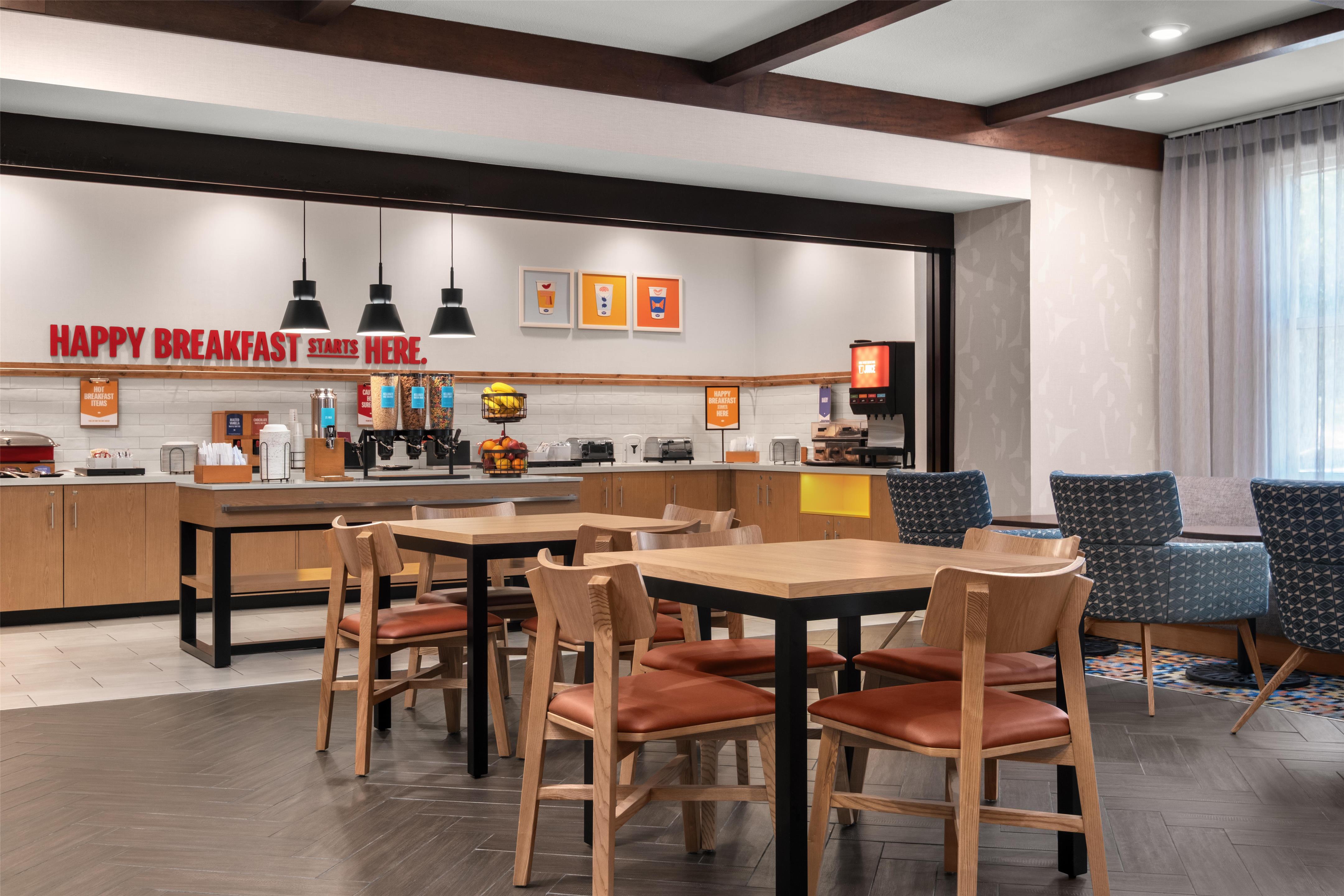 Breakfast Area | Hampton Inn & Suites Fresno