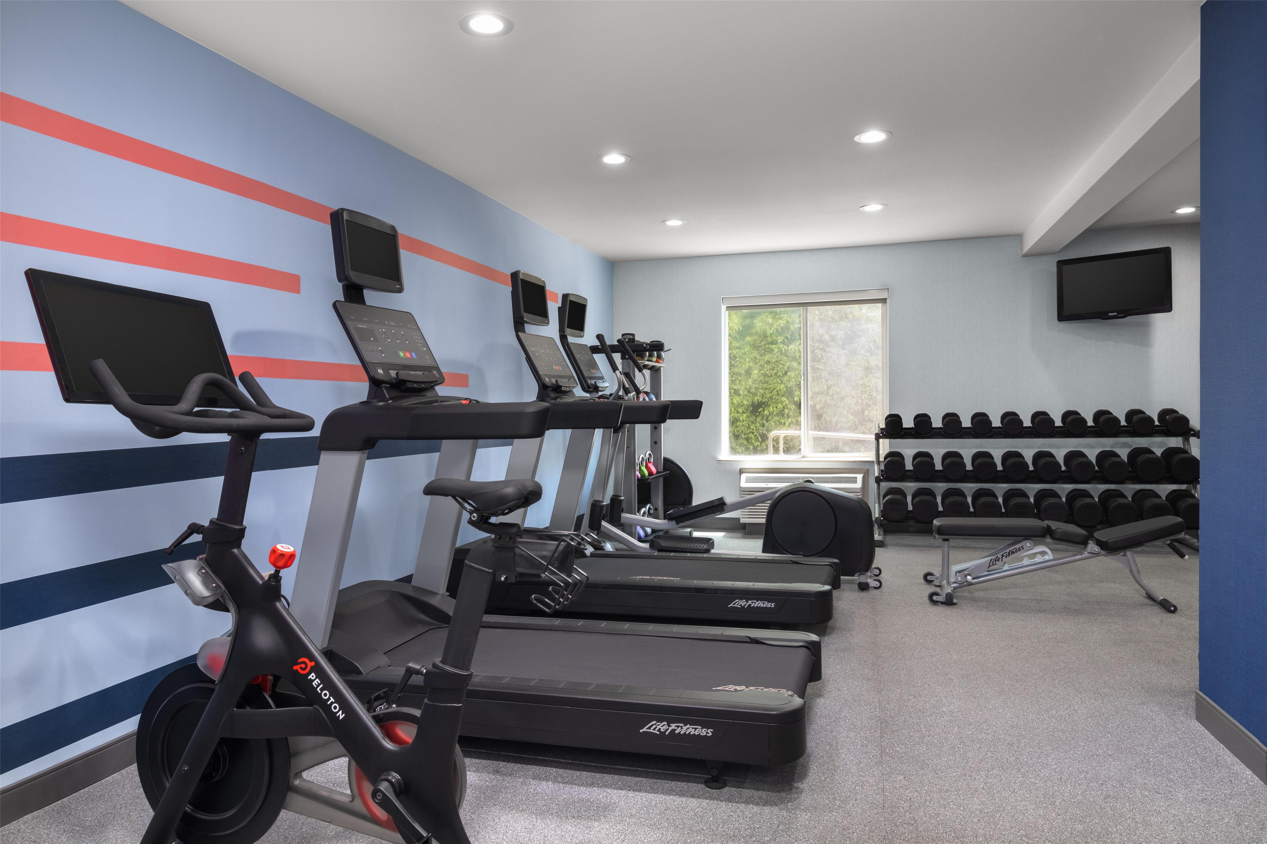Health club fitness center gym | Hampton Inn & Suites Fresno