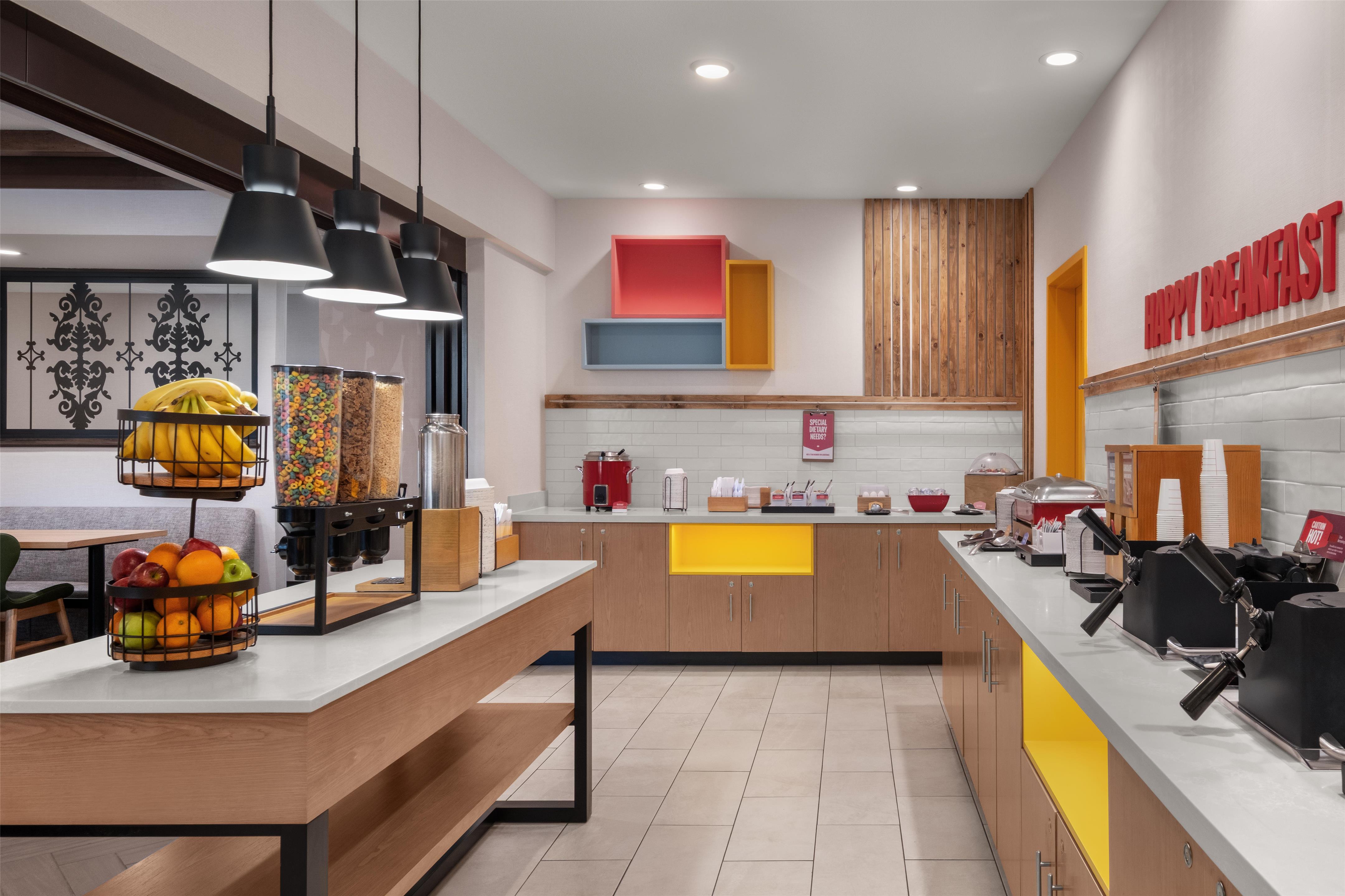 Breakfast Area | Hampton Inn & Suites Fresno