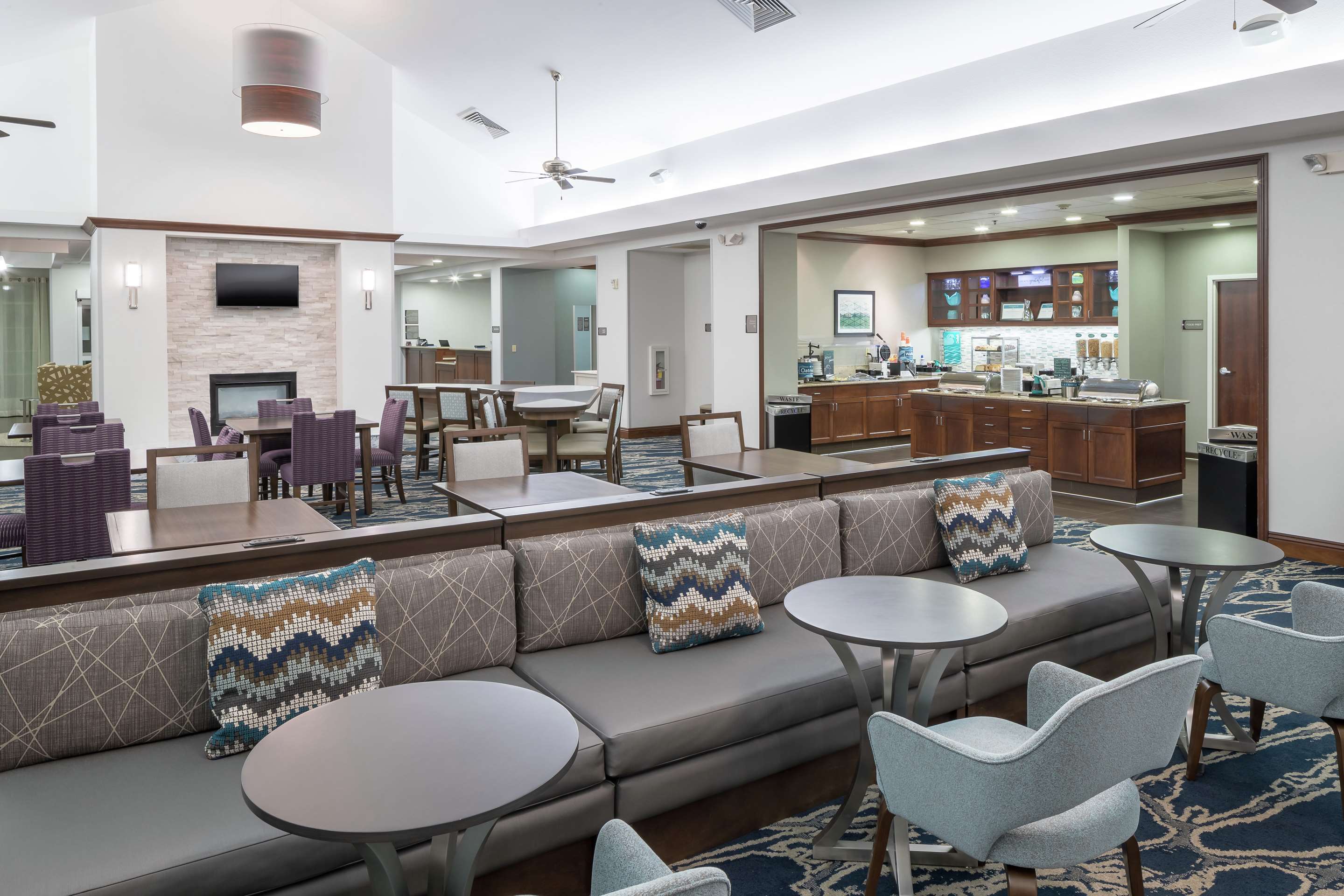 Lobby | Homewood Suites by Hilton  Fresno Airport/Clovis, CA