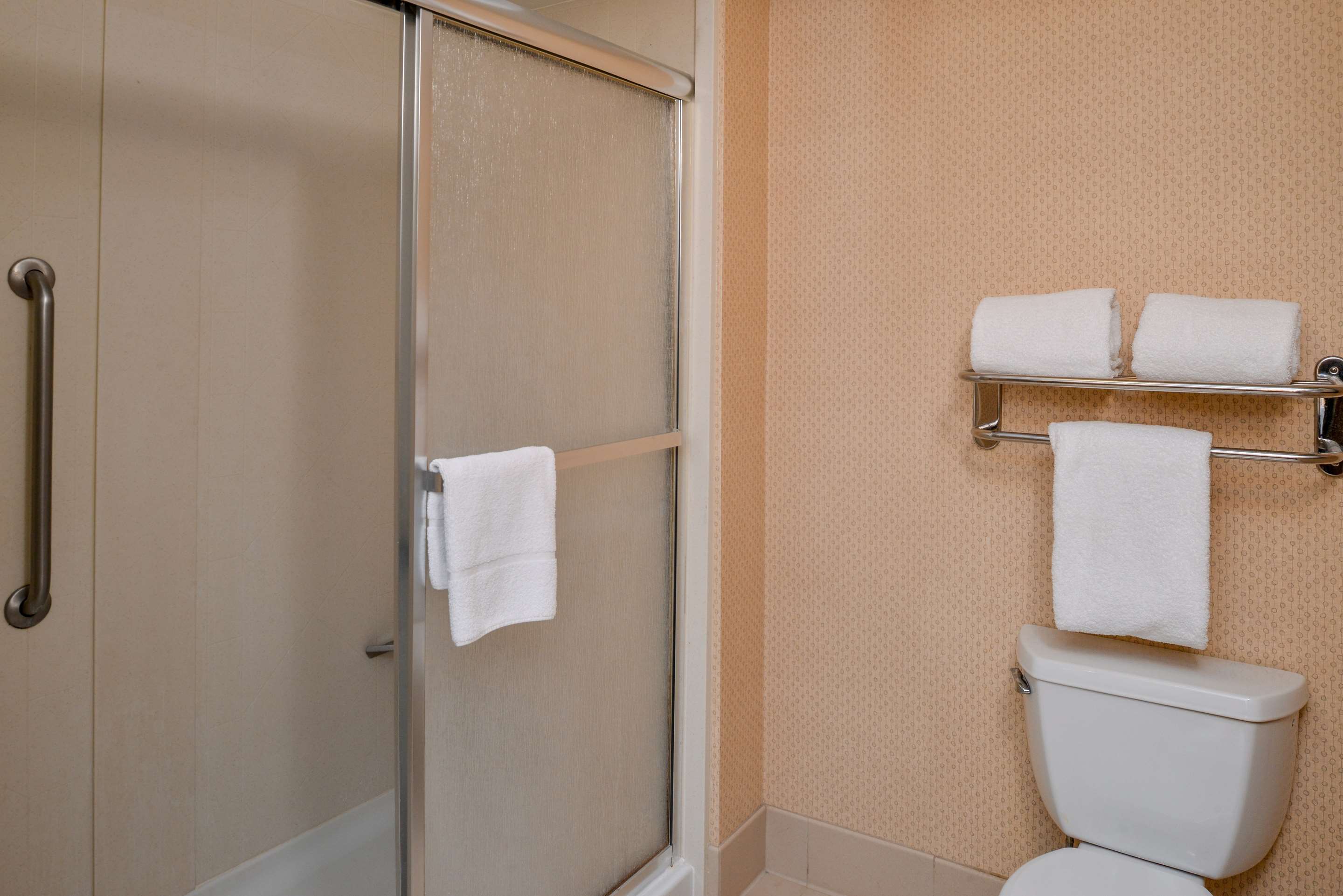 Guest room bath