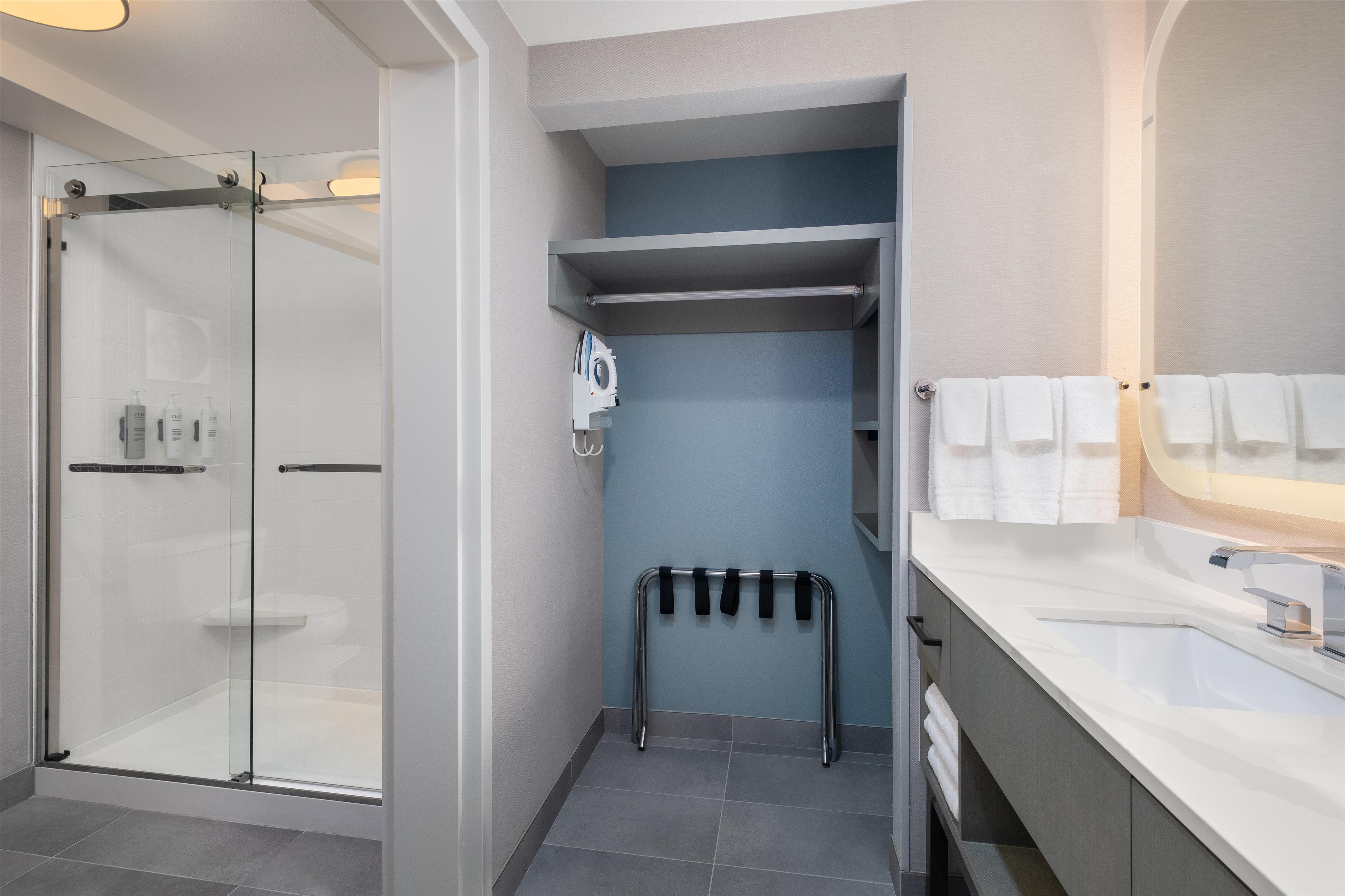 Guest room bath