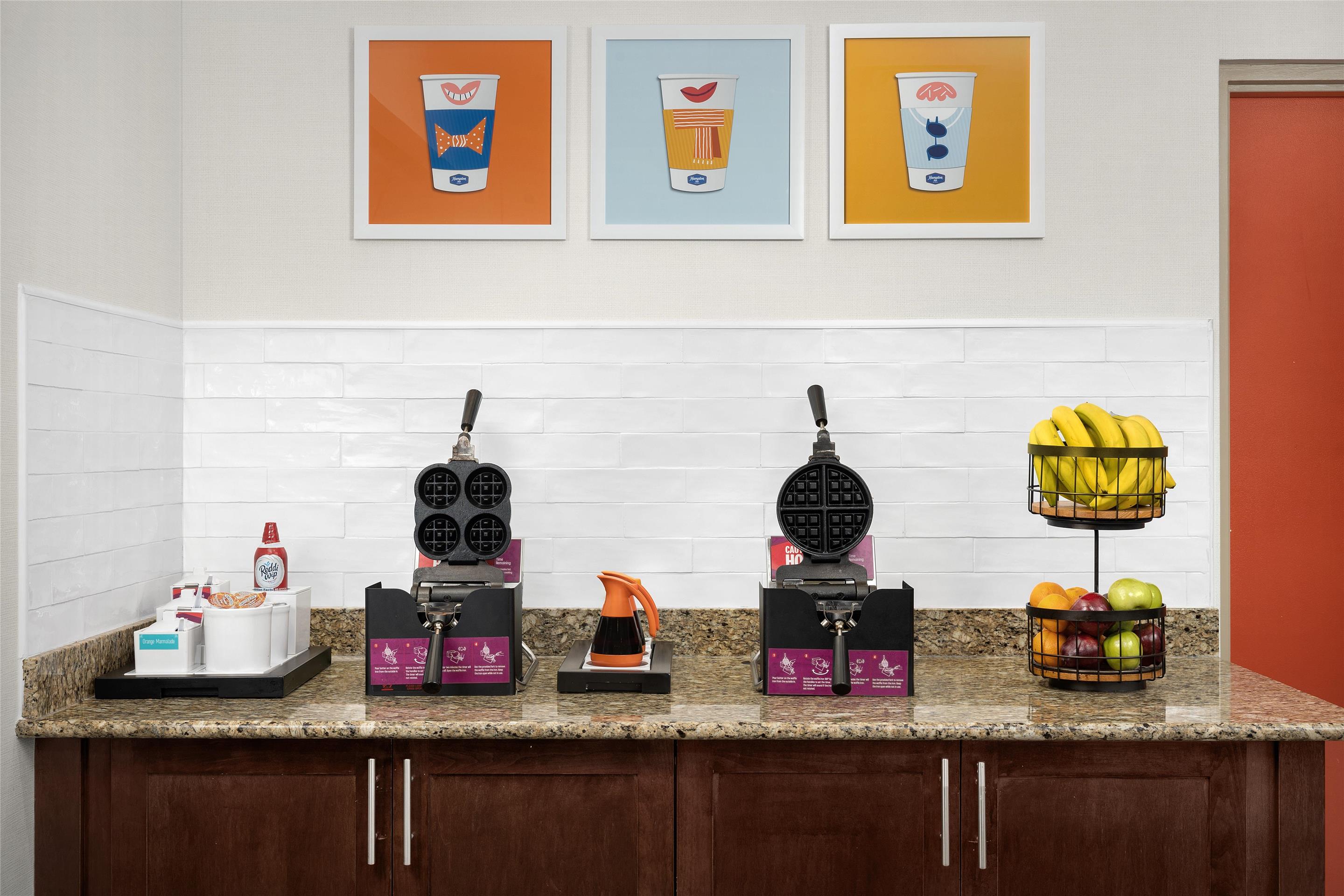 Breakfast Area | Hampton Inn Fayetteville Fort Liberty