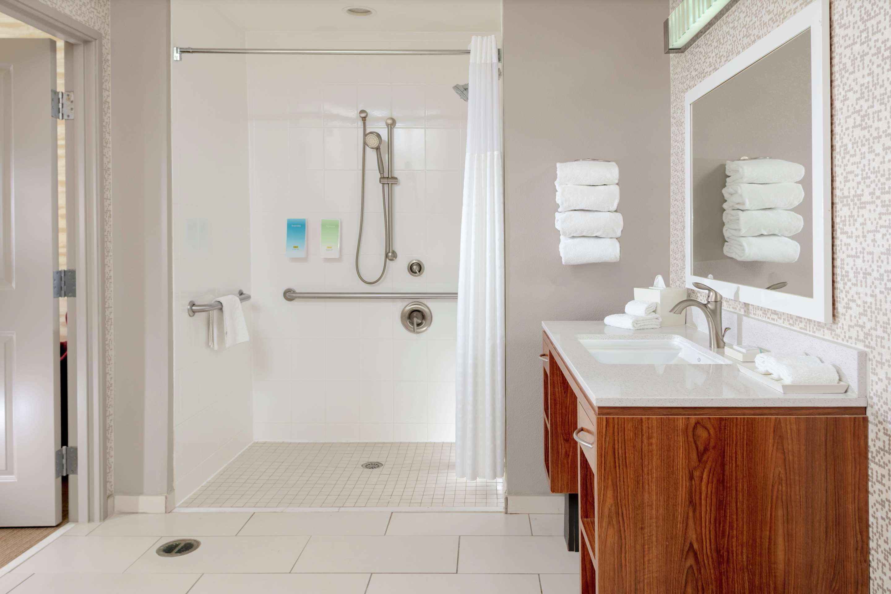 Guest room bath