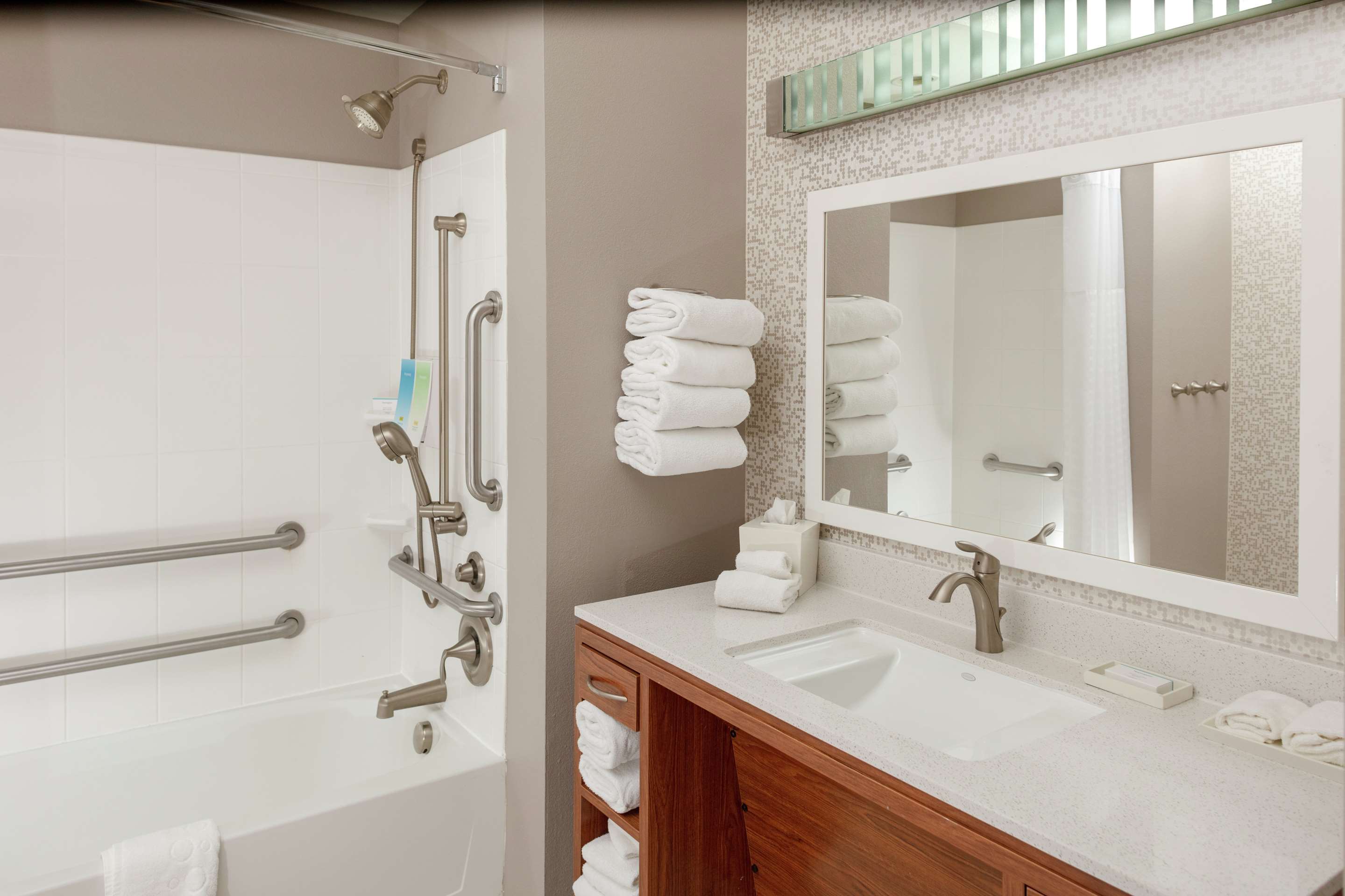 Guest room bath