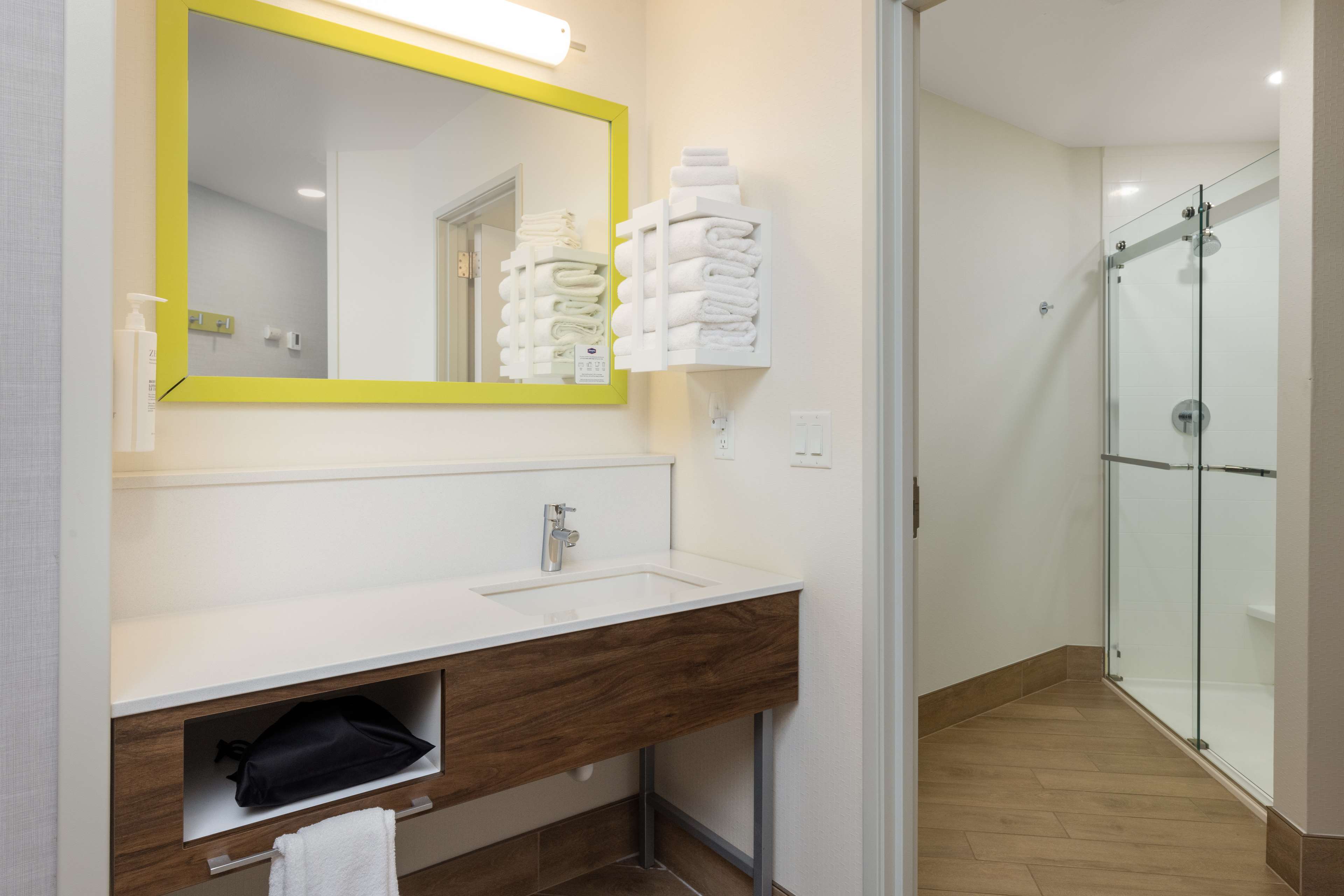 Hampton Inn by Hilton Kalispell Room Type - KING STANDARD-NON SMOKING