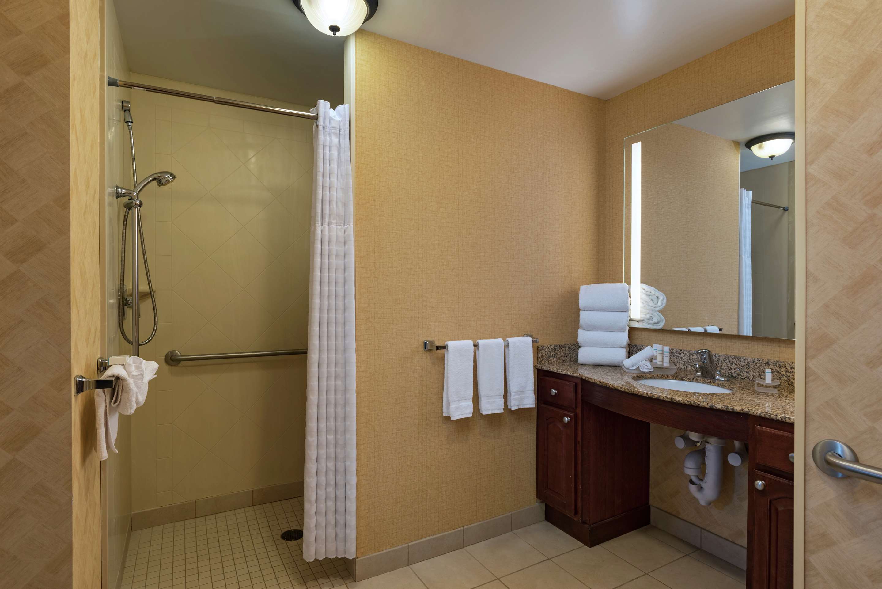 Guest room bath