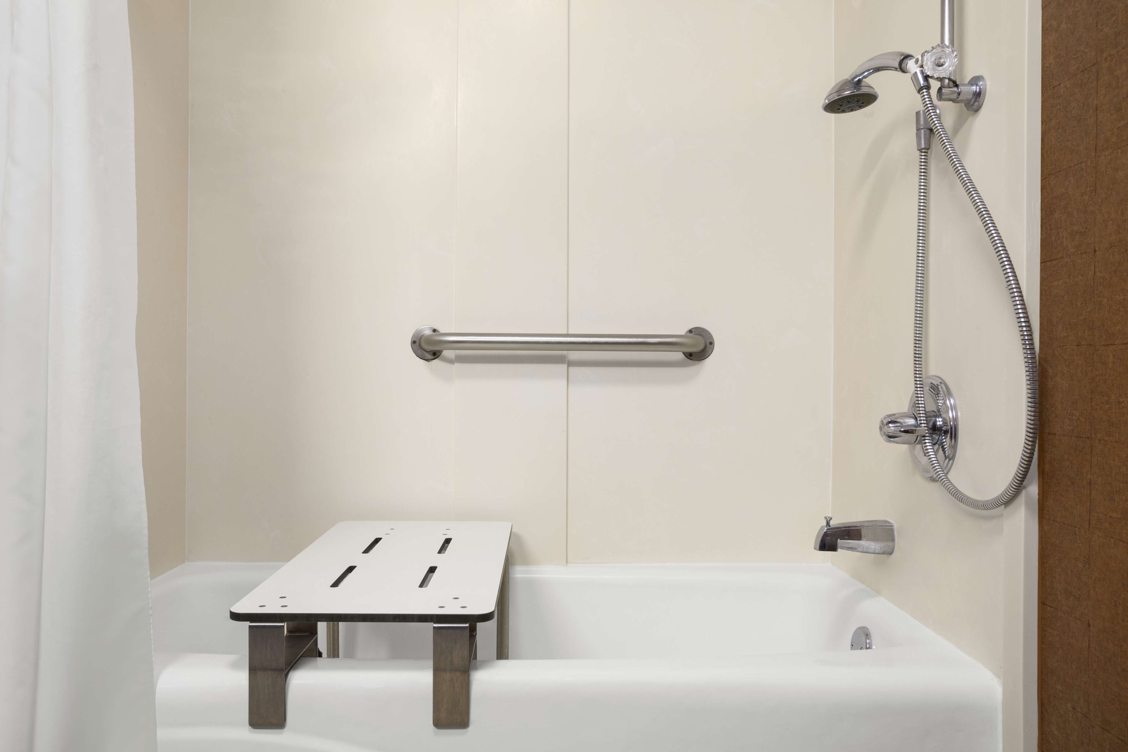 Hampton Inn by Hilton Forrest City Room Type - 1 KNG ACCESSIBLE TUB NS