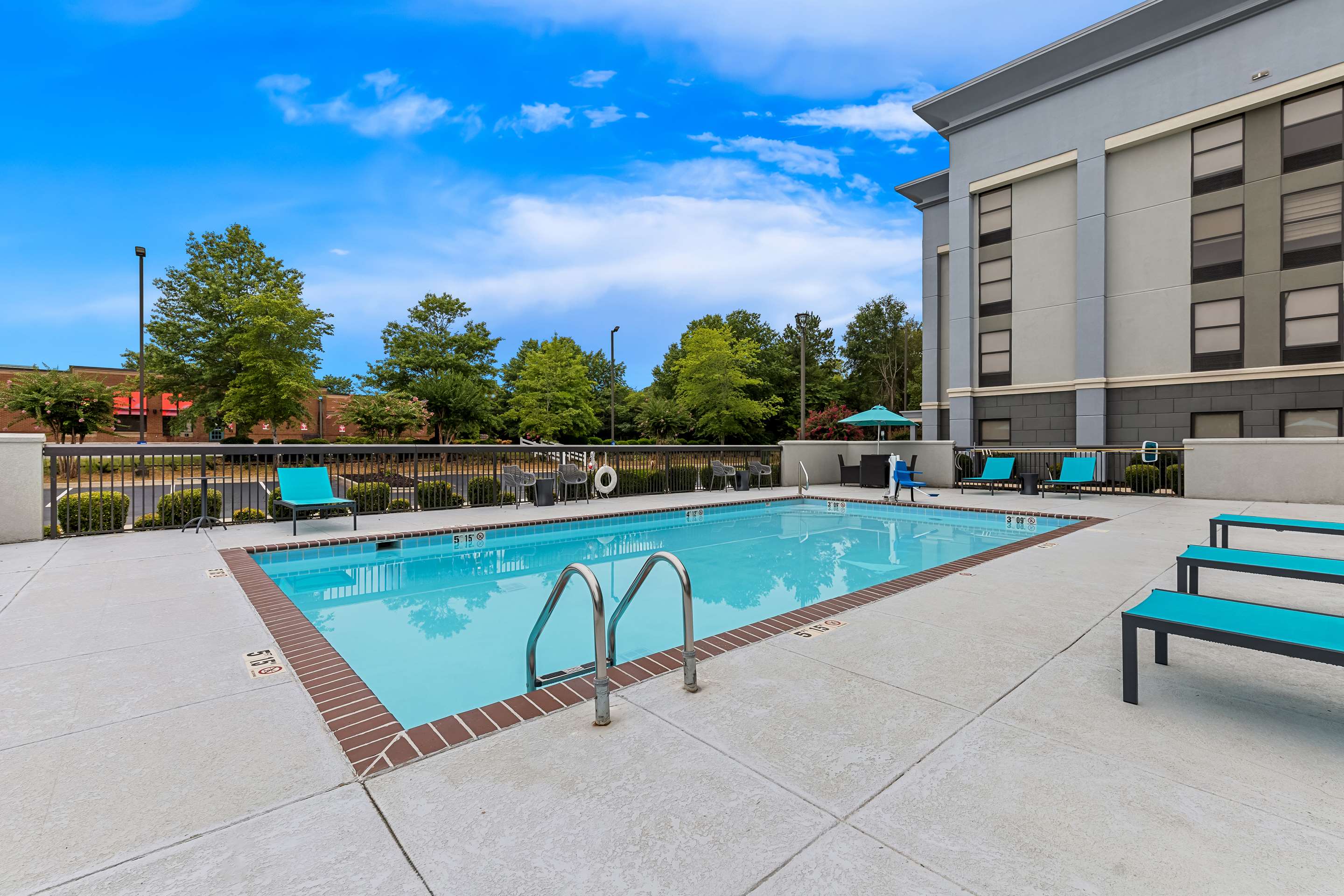 Pool | Hampton Inn Florence Midtown