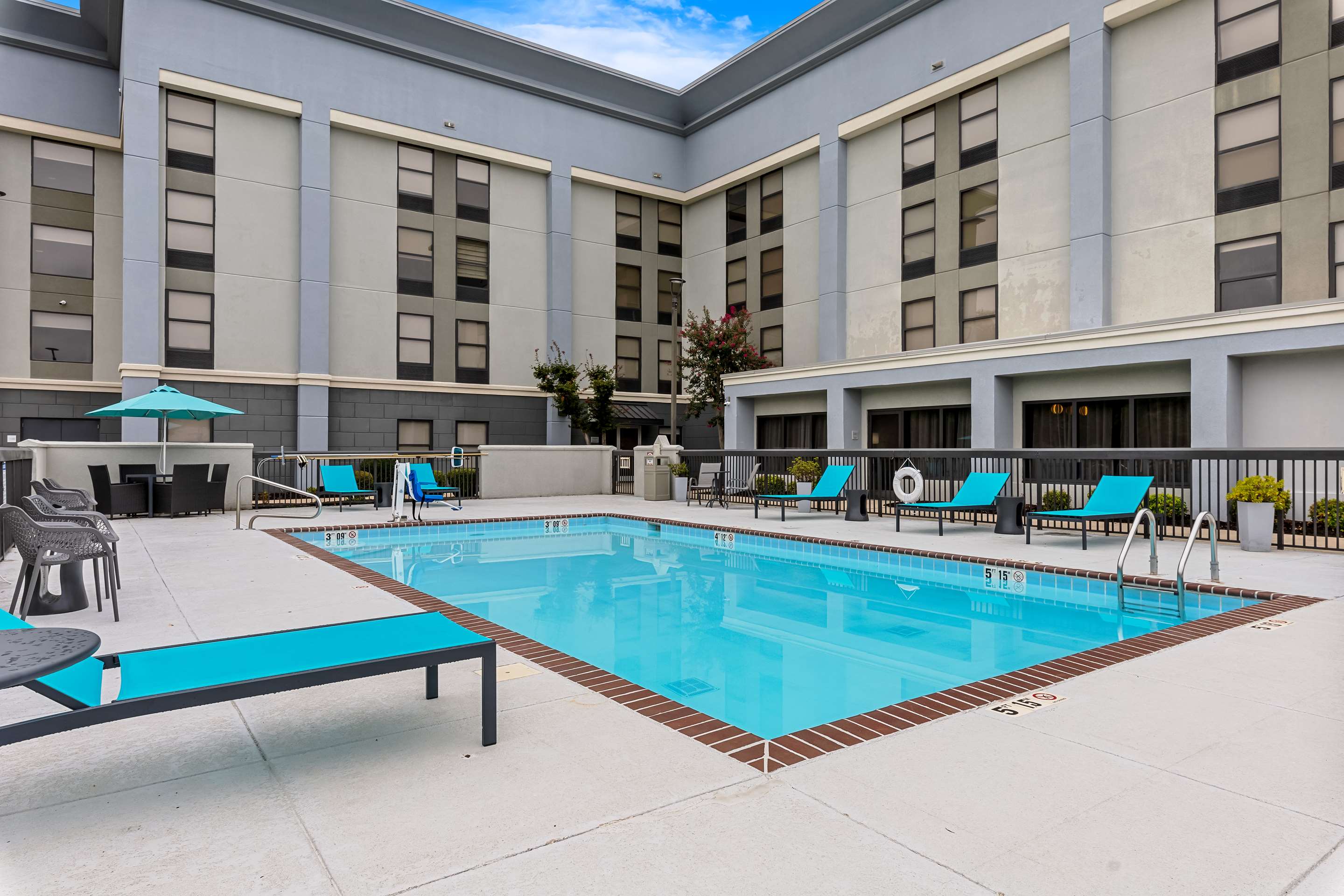 Pool | Hampton Inn Florence Midtown