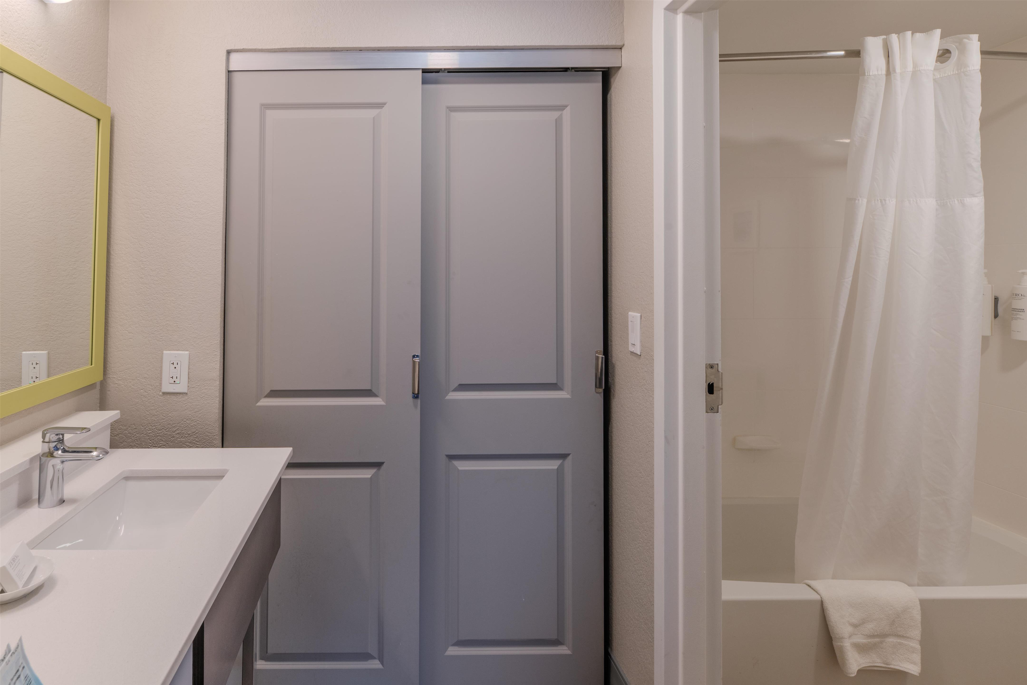 Guest room bath