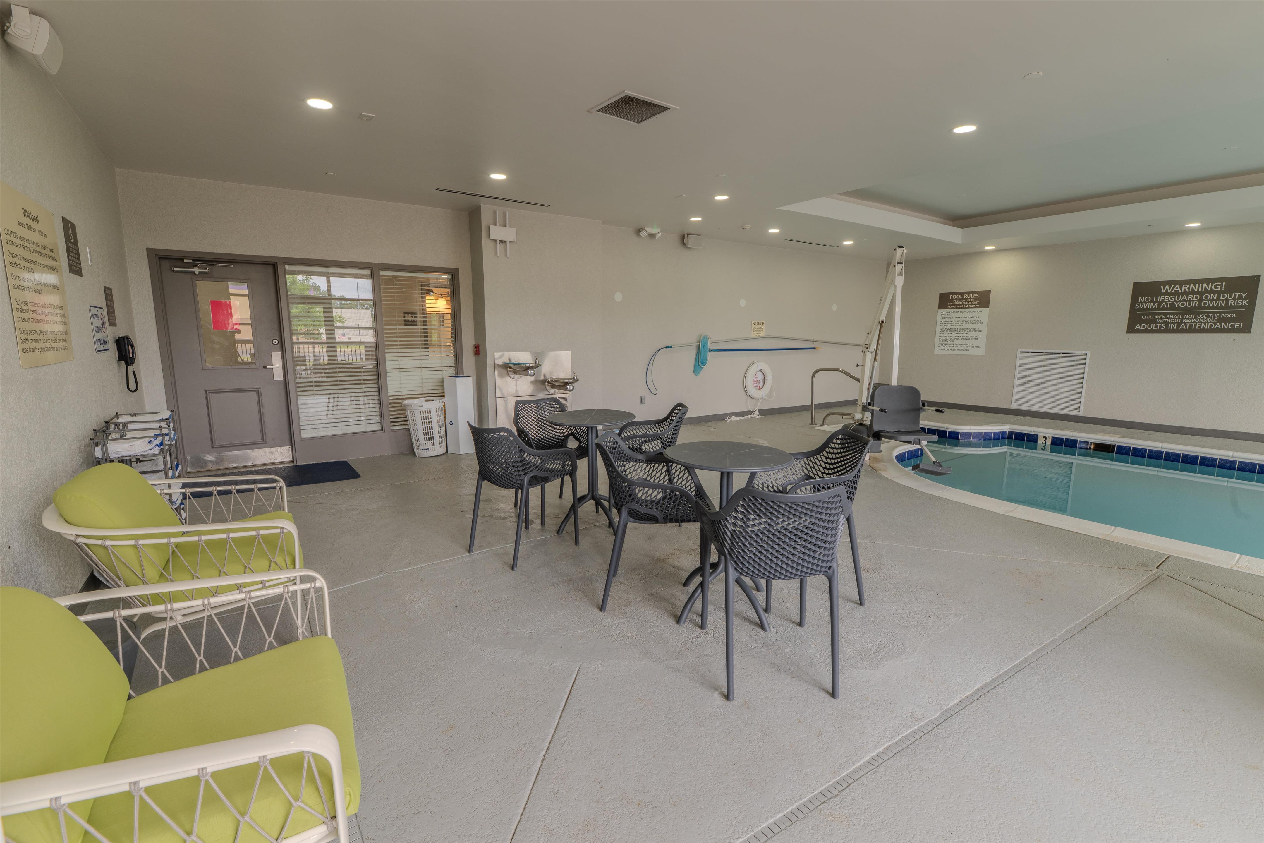 Pool | Hampton Inn & Suites Florence-Downtown