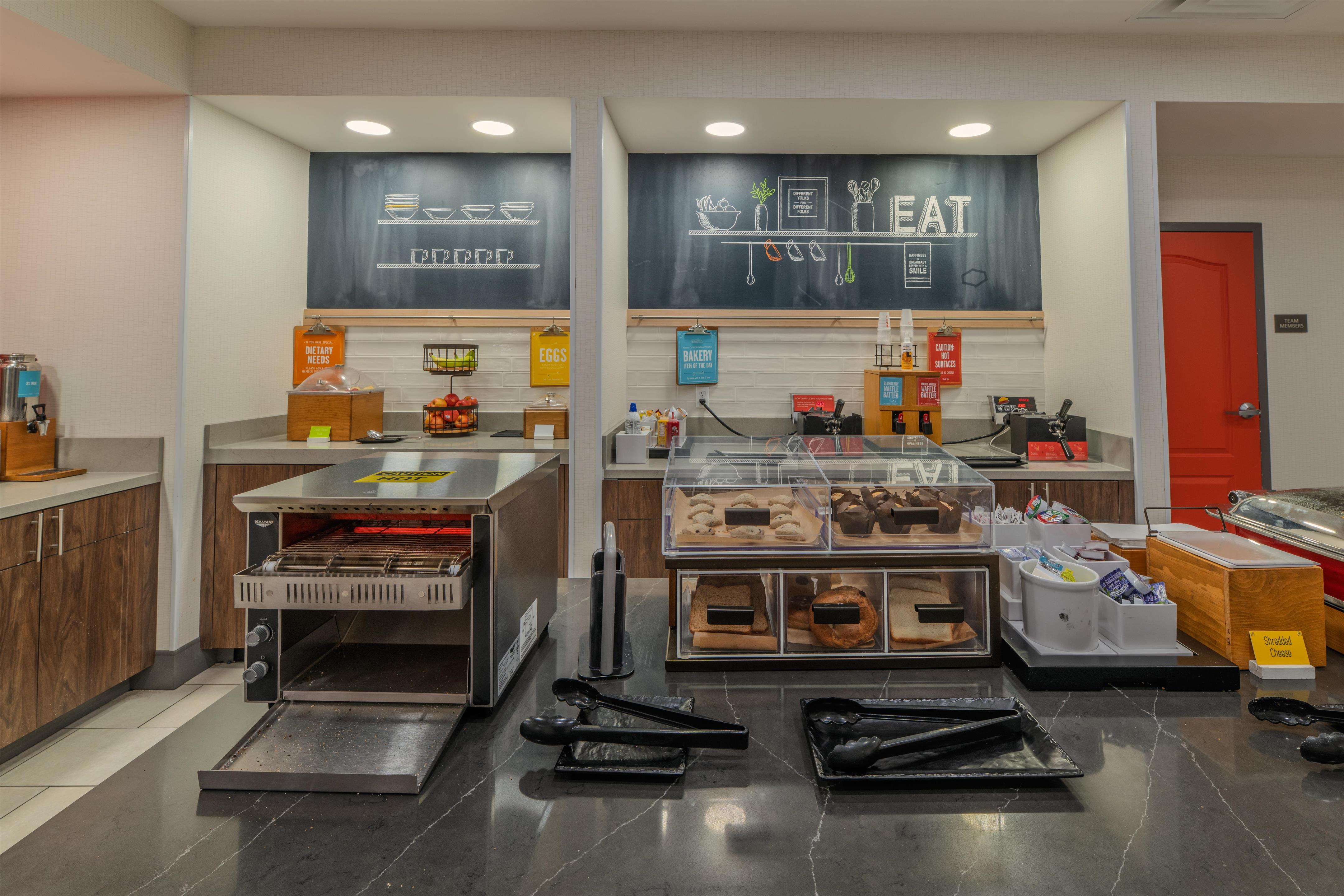 Breakfast Area | Hampton Inn & Suites Florence-Downtown