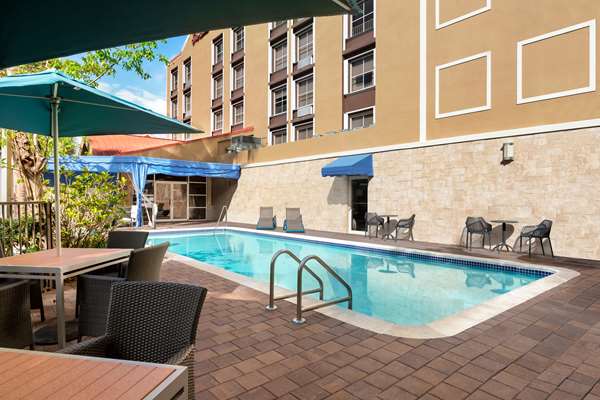 Pool - Hampton Inn & Suites Fort Lauderdale Airport Hollywood - I-95, Exit 22