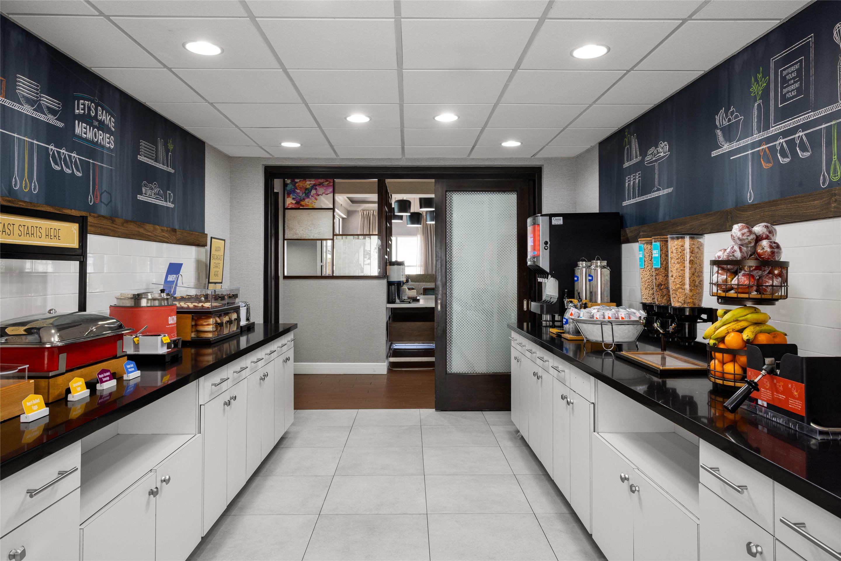 Breakfast Area | Hampton Inn & Suites Ft. Lauderdale Arpt/South Cruise Port