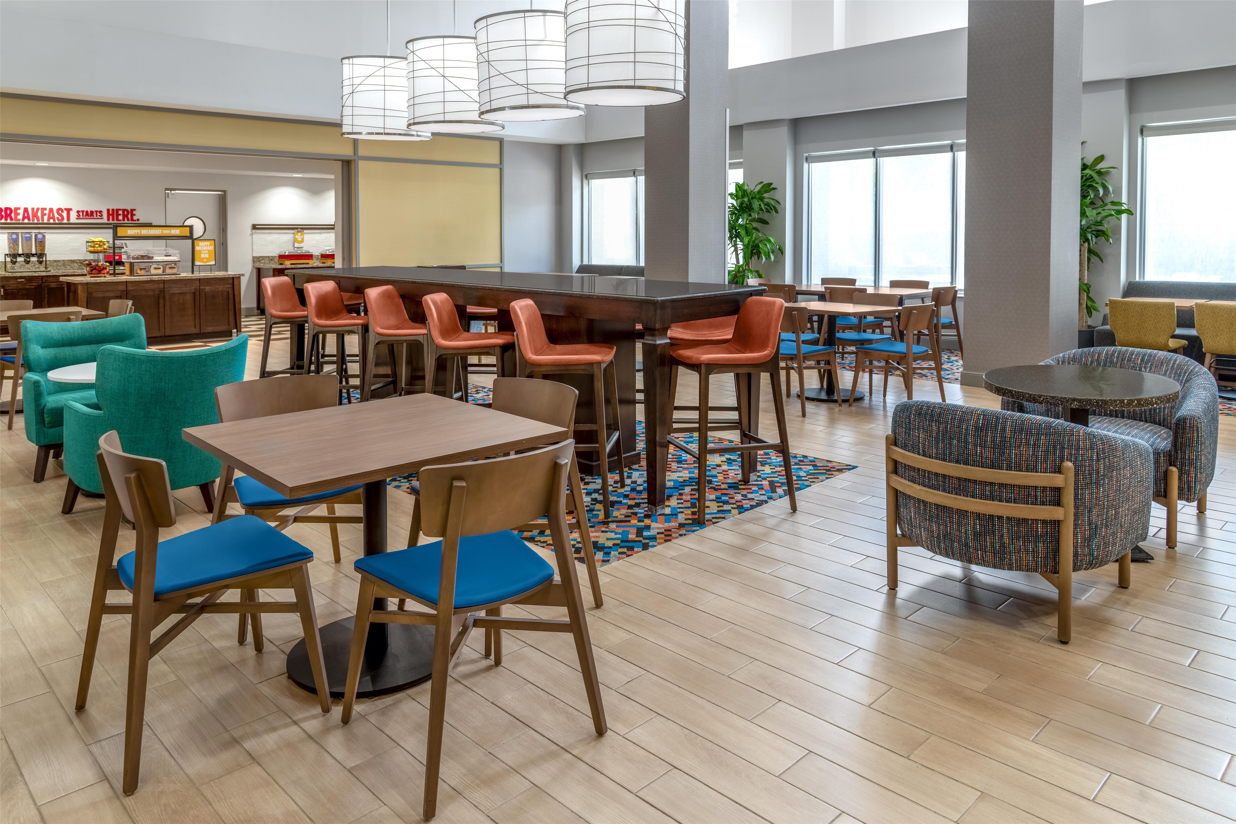 Breakfast Area | Hampton Inn & Suites Coconut Creek