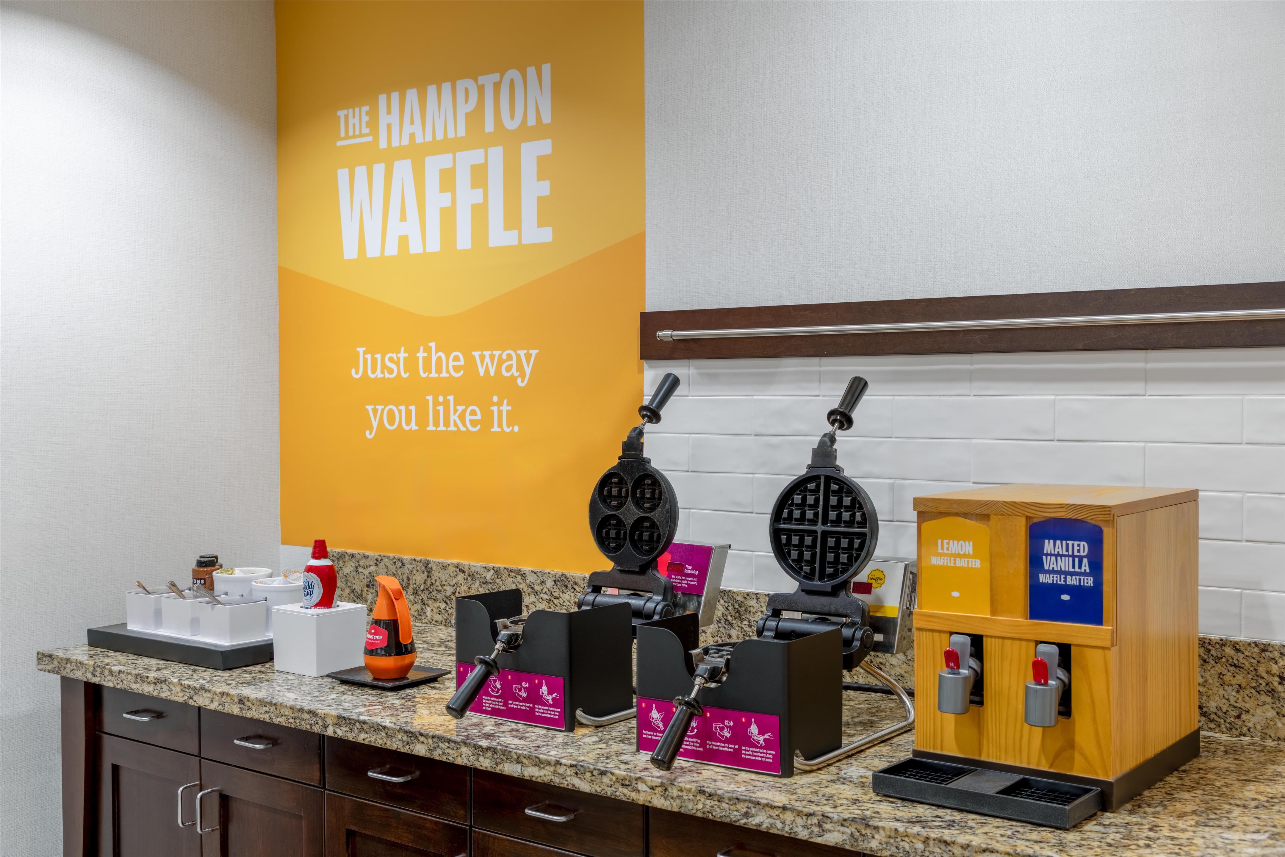 Breakfast Area | Hampton Inn & Suites Coconut Creek