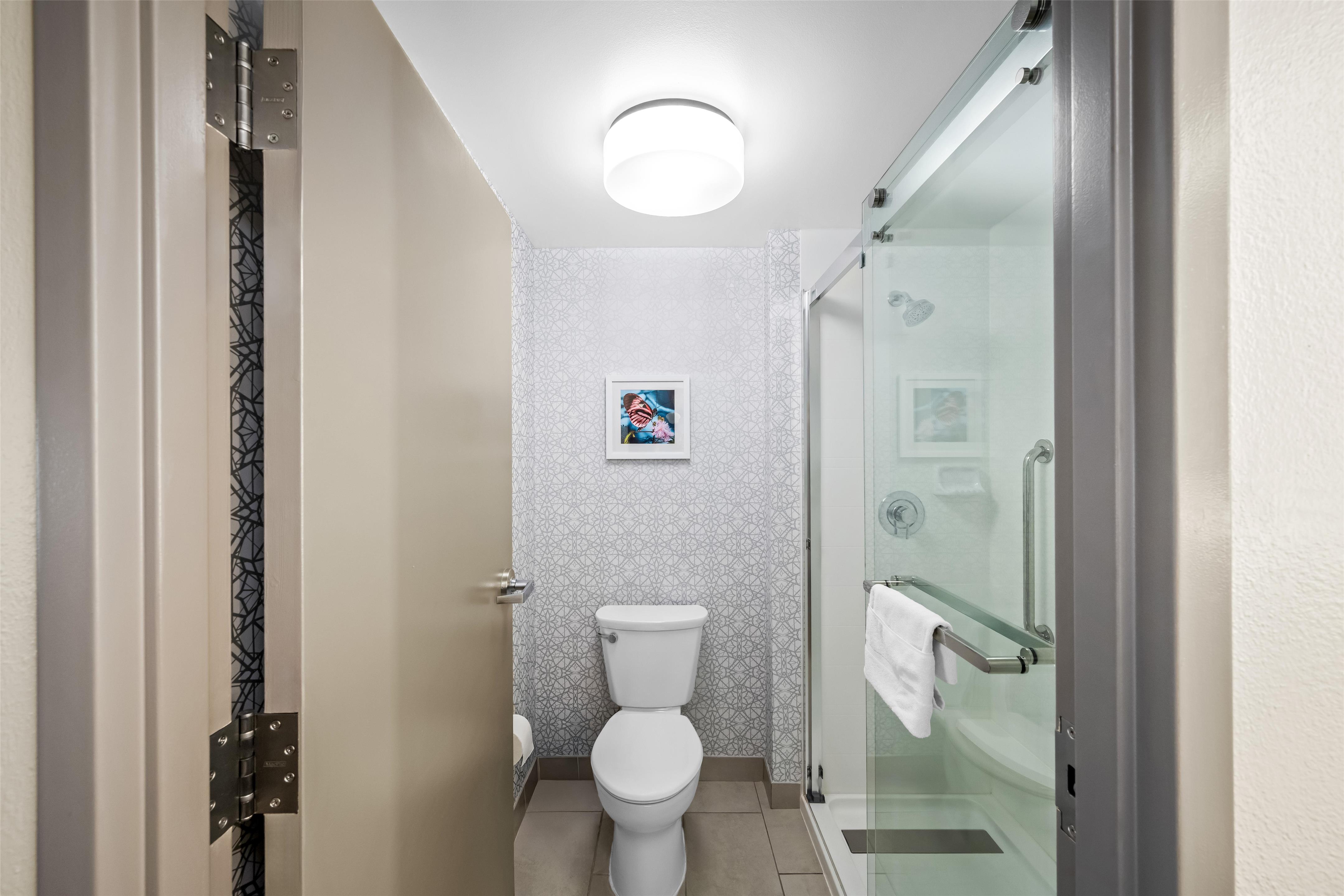 Guest room bath