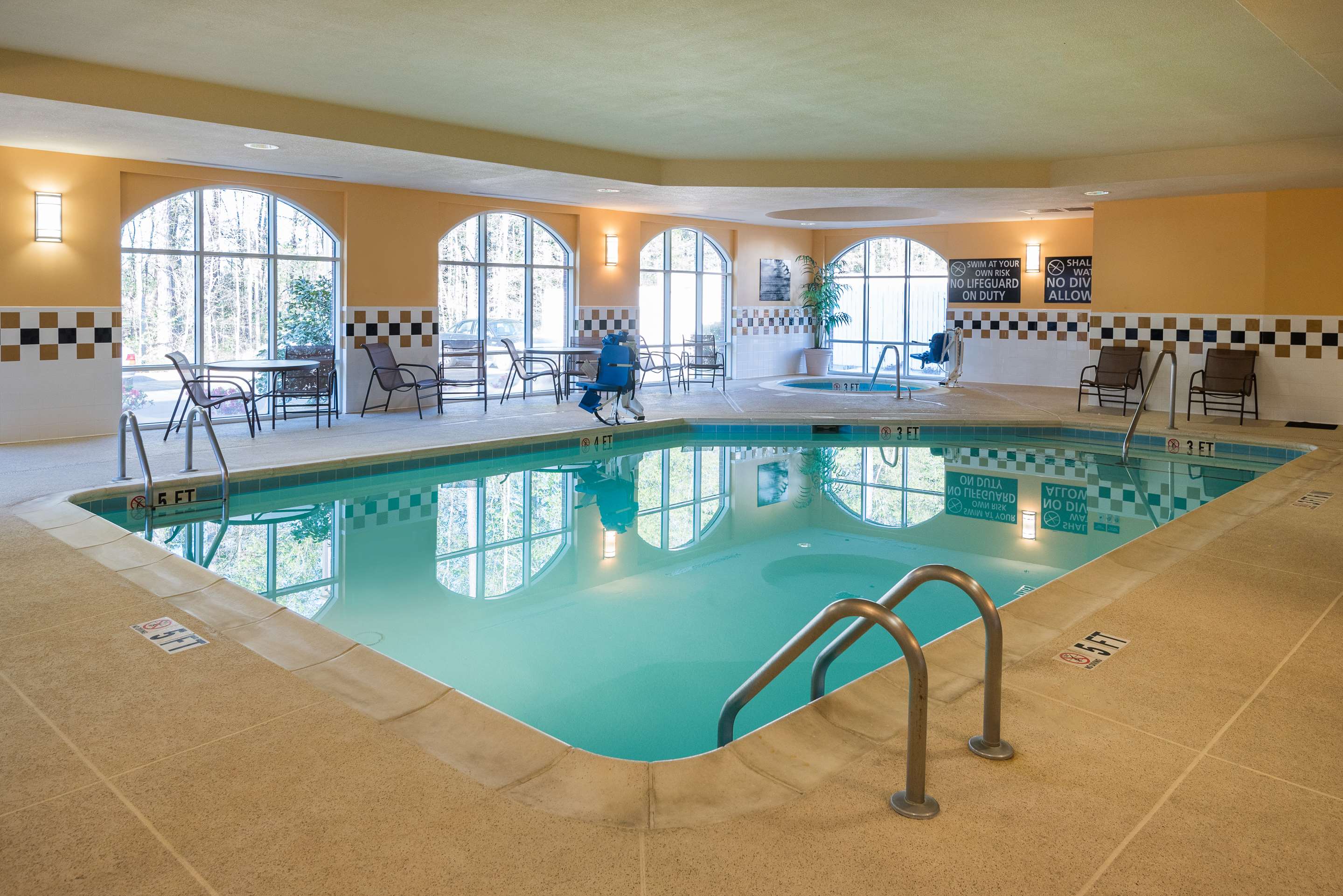 Pool | Hampton Inn & Suites Florence-North-I-95