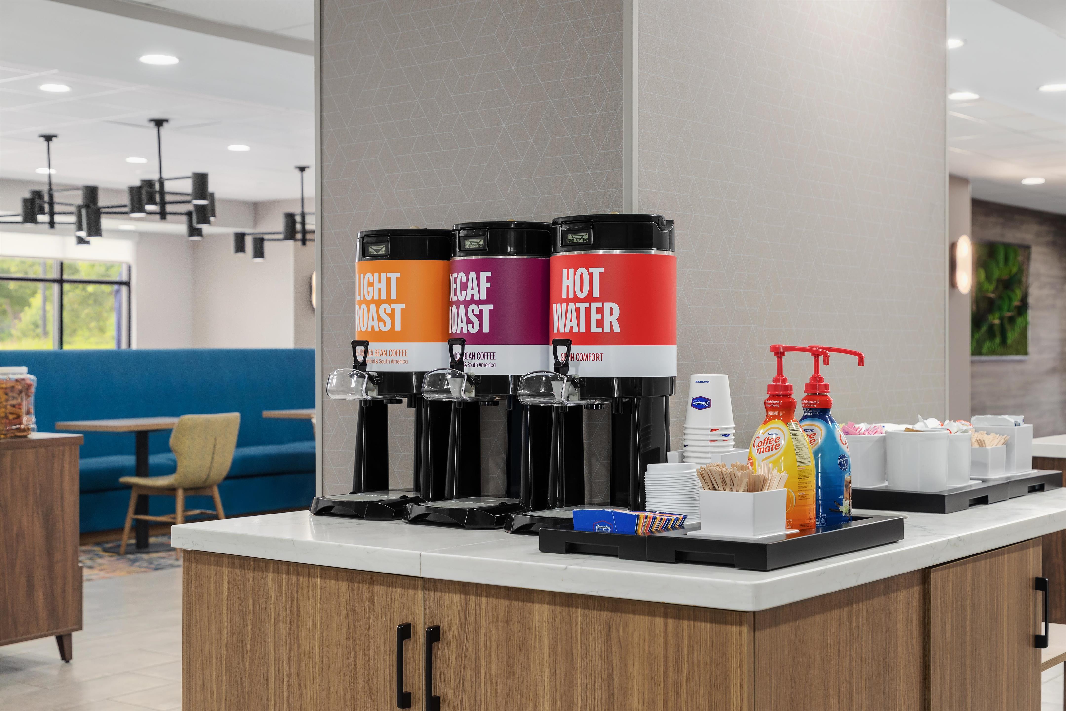 Breakfast Area | Hampton Inn Farmville, VA