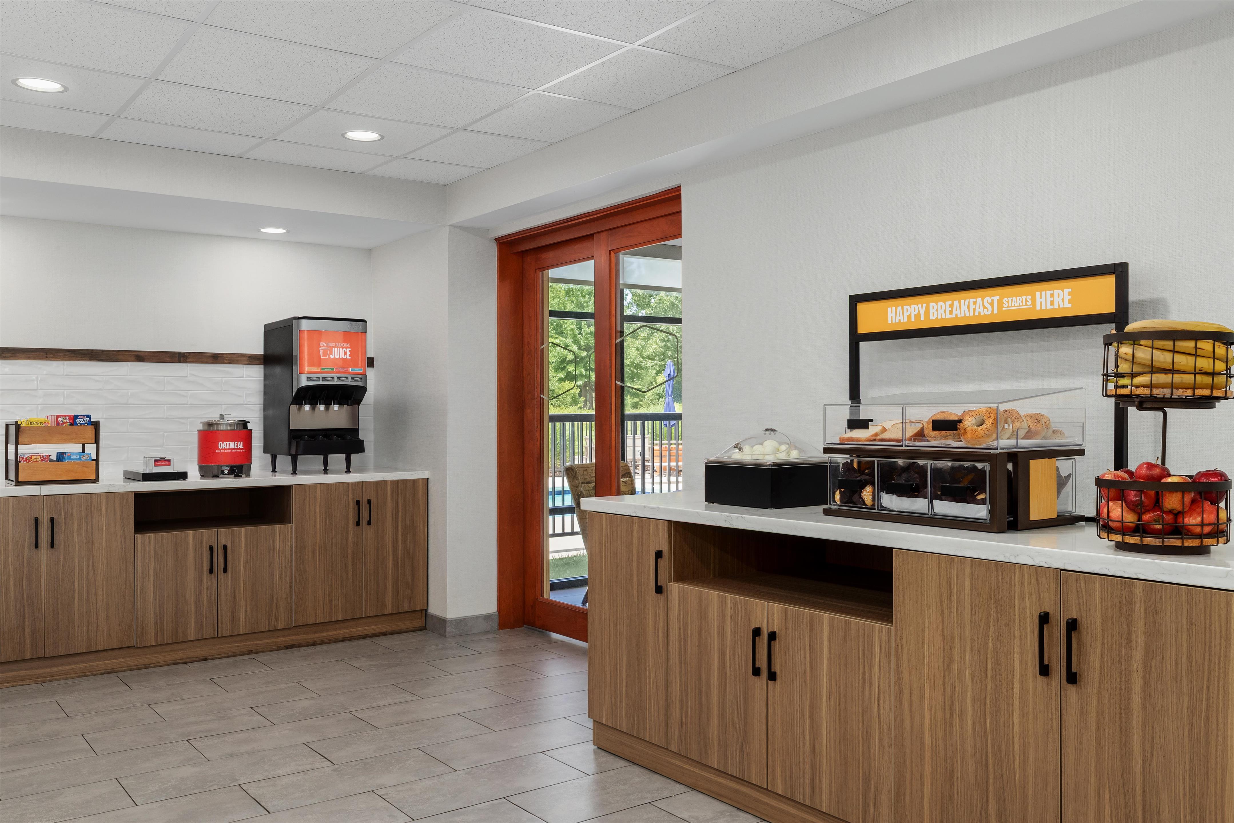Breakfast Area | Hampton Inn Farmville, VA
