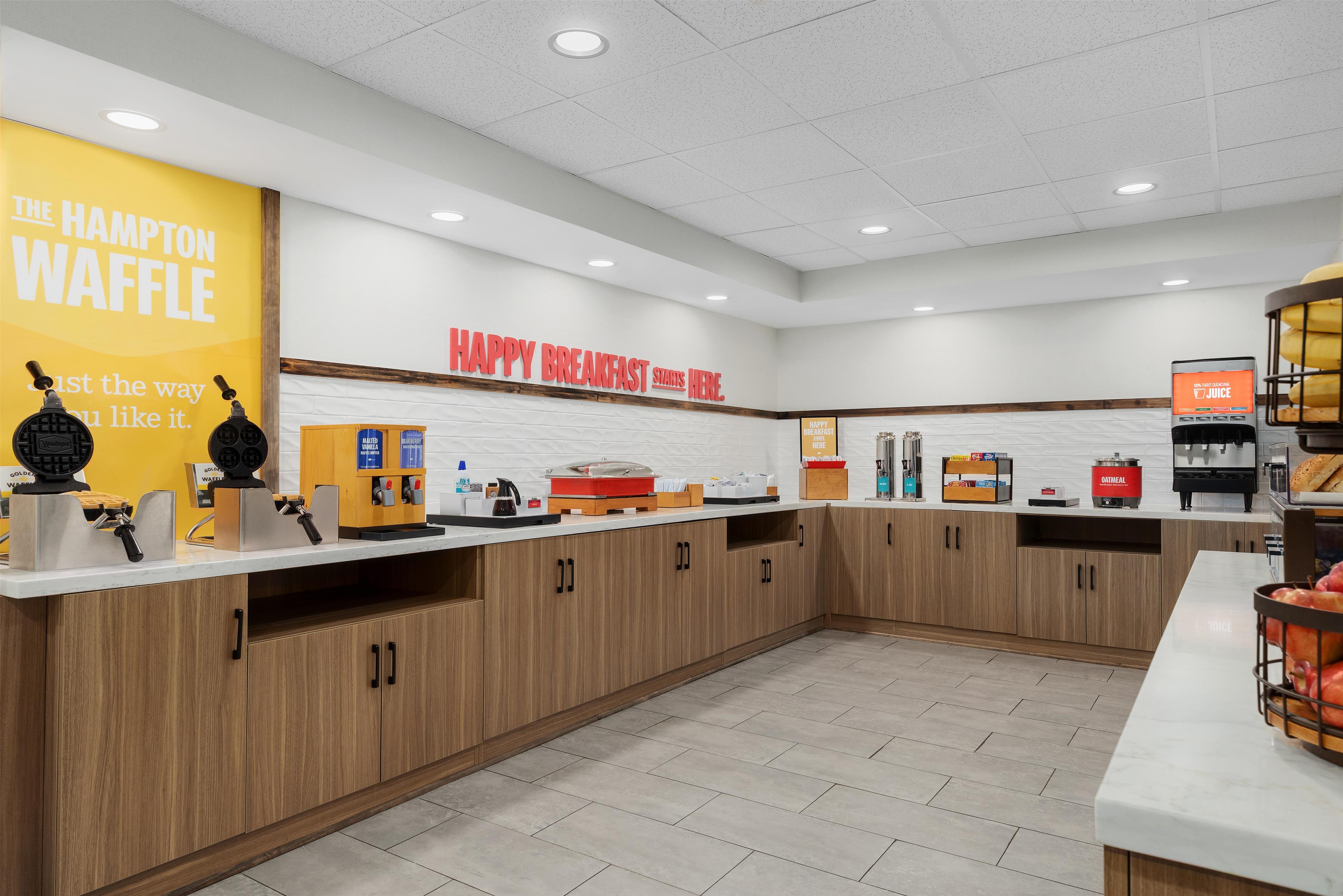 Breakfast Area | Hampton Inn Farmville, VA