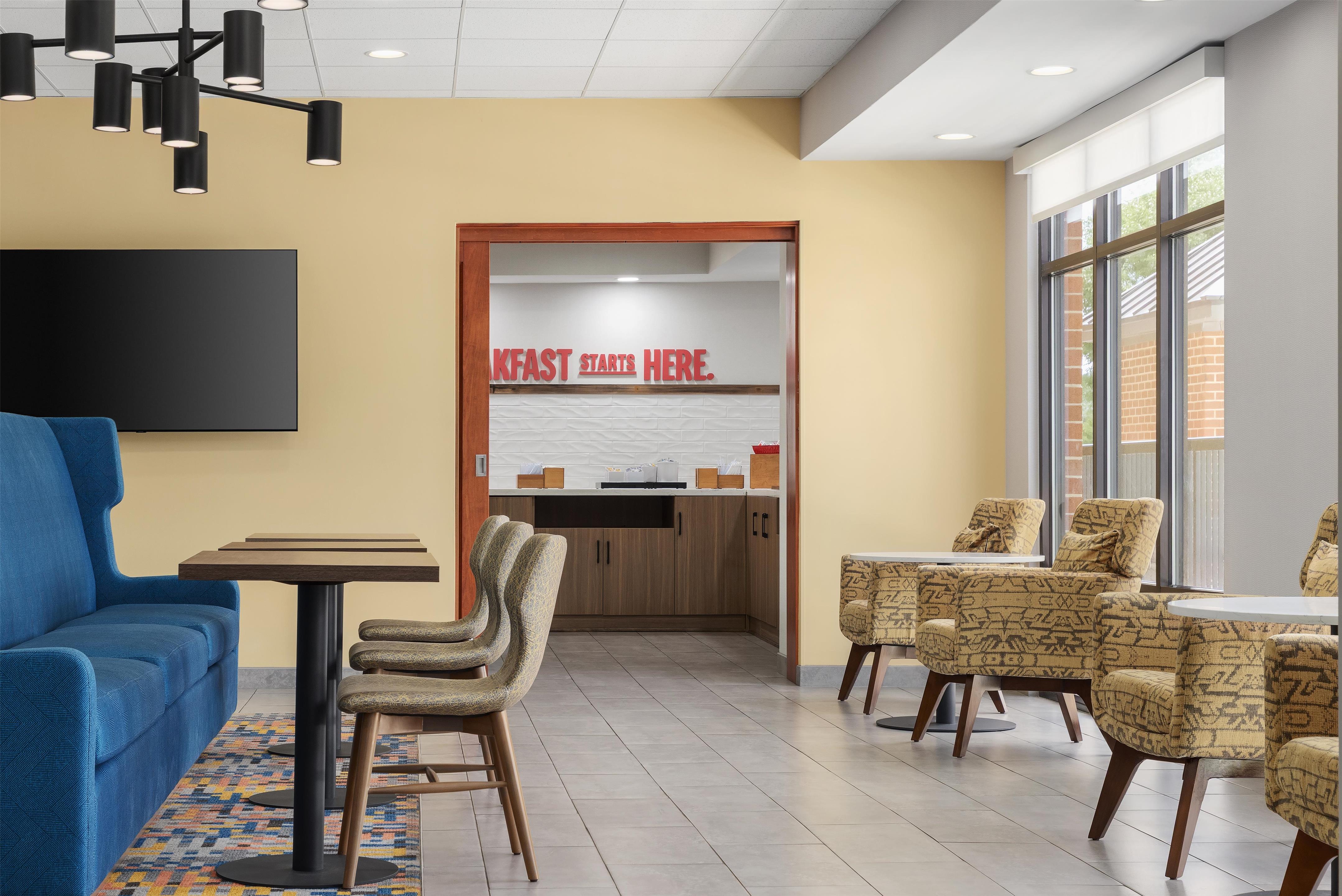 Breakfast Area | Hampton Inn Farmville, VA