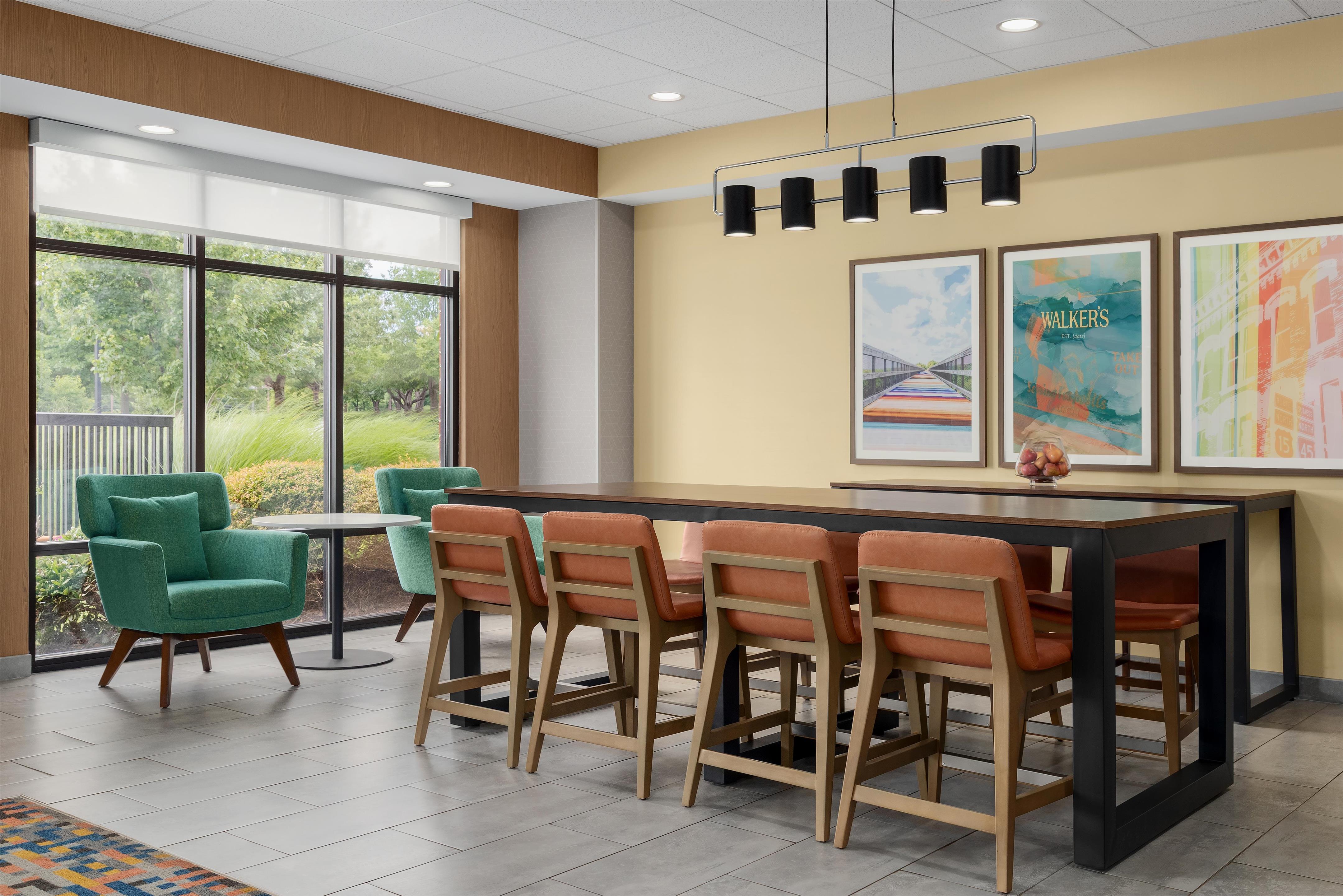 Breakfast Area | Hampton Inn Farmville, VA