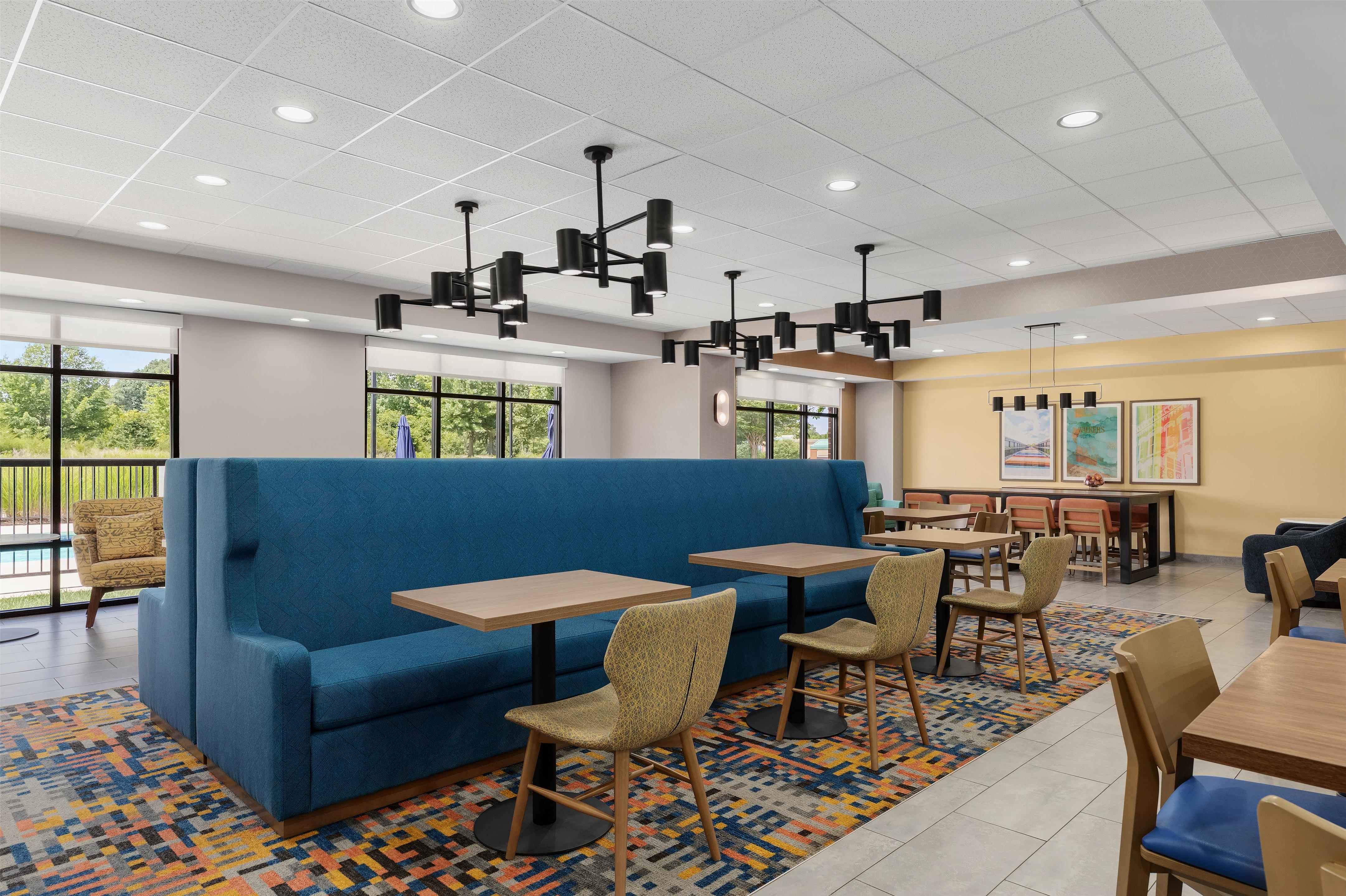 Breakfast Area | Hampton Inn Farmville, VA