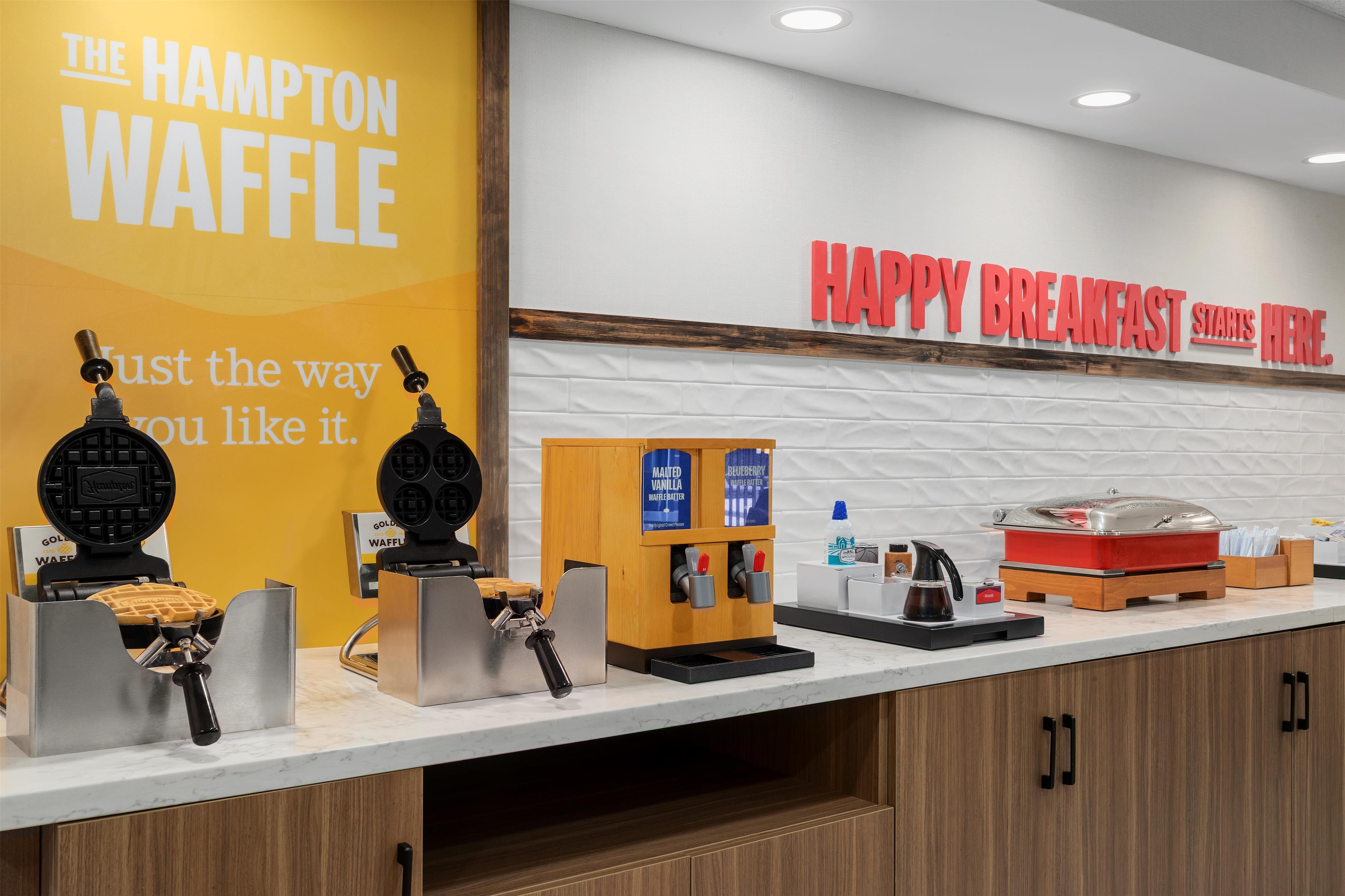 Breakfast Area | Hampton Inn Farmville, VA