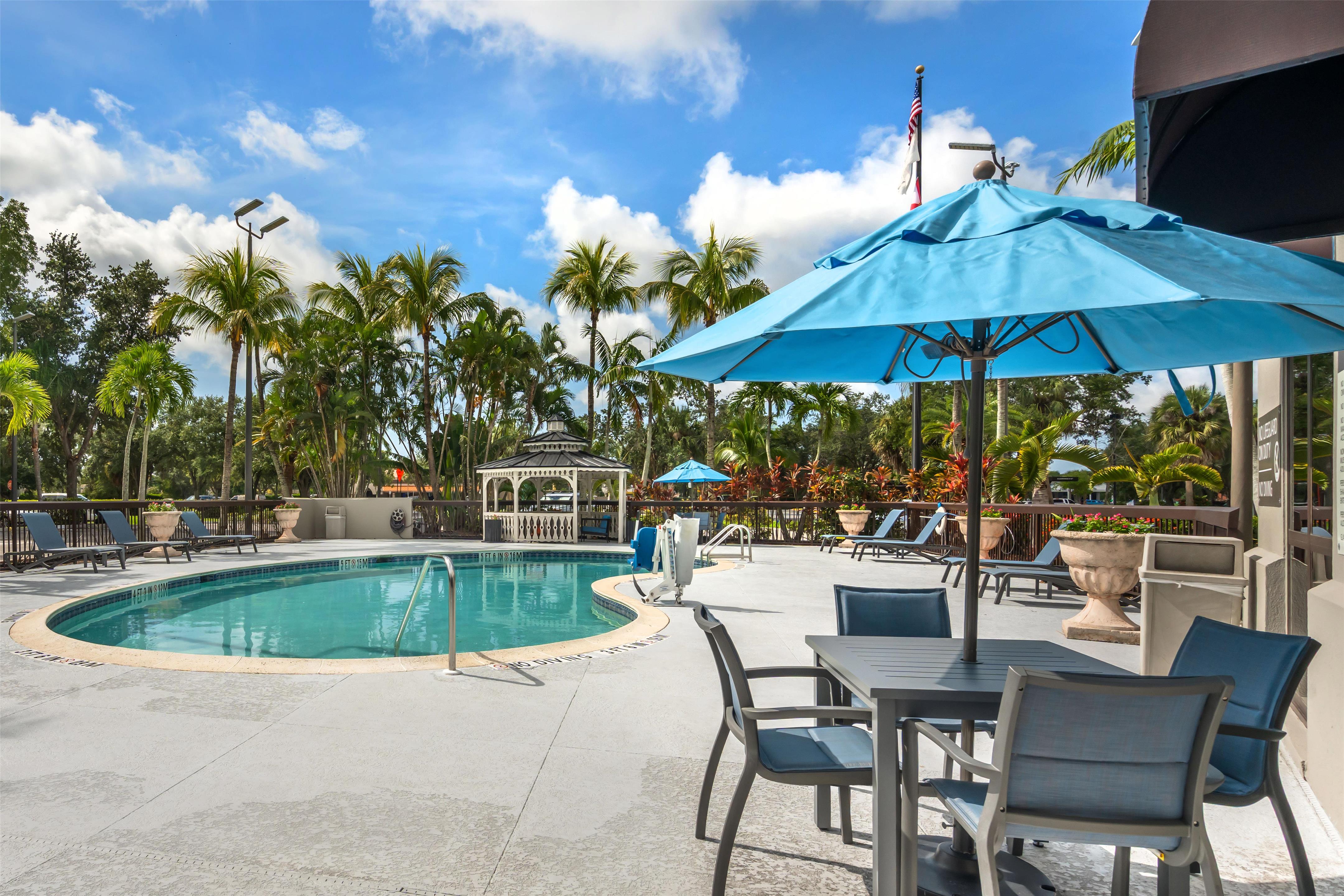 Pool | Hampton Inn Fort Myers-Airport & I-75