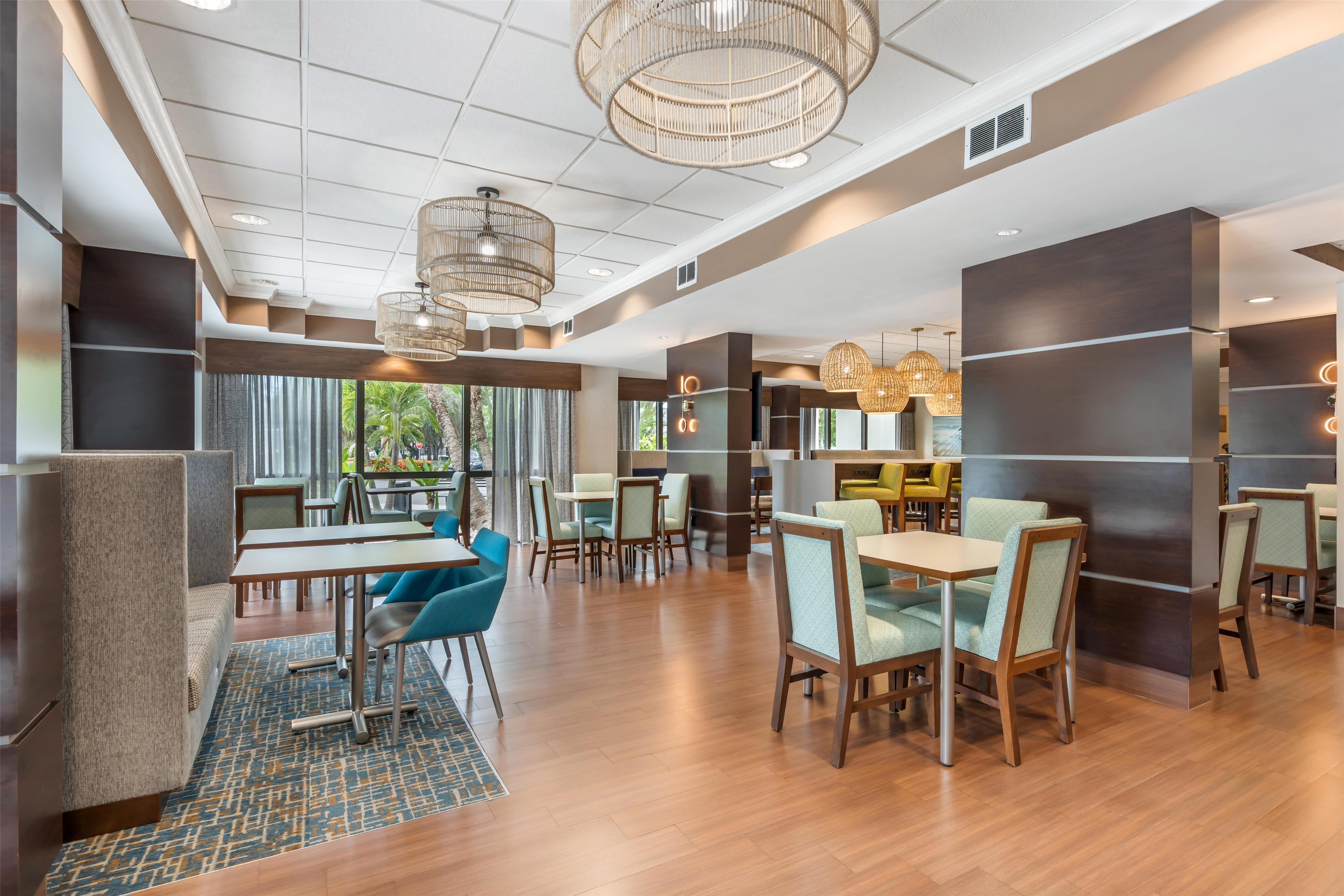 Breakfast Area | Hampton Inn Fort Myers-Airport & I-75