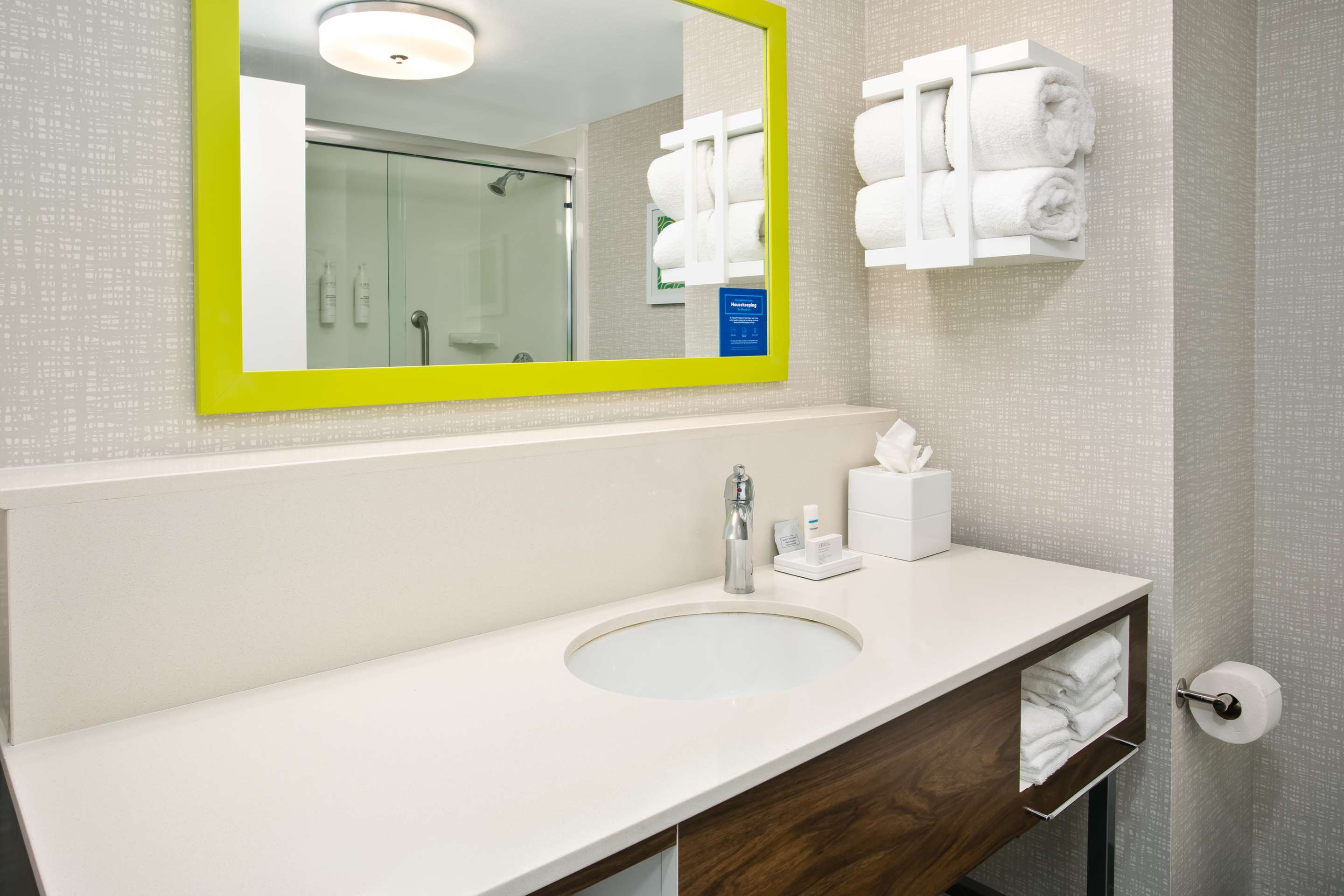 Guest room bath