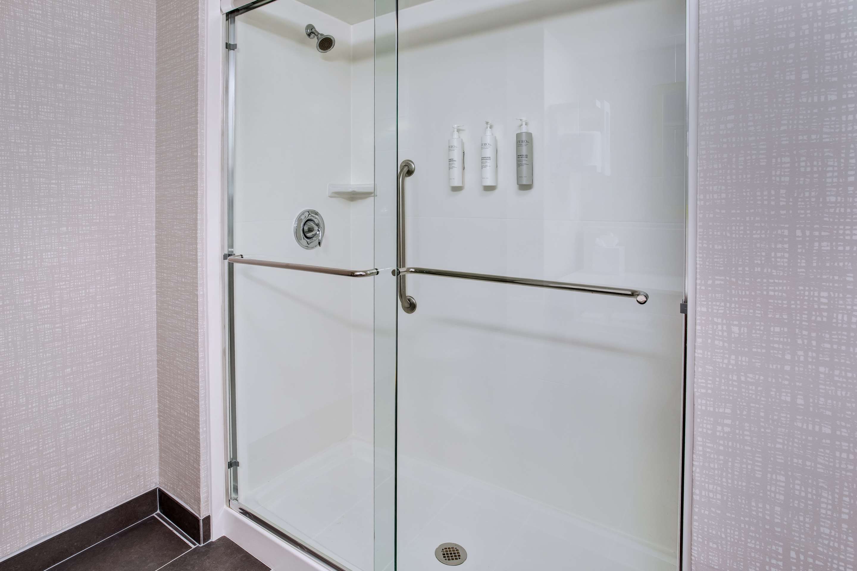 Guest room bath