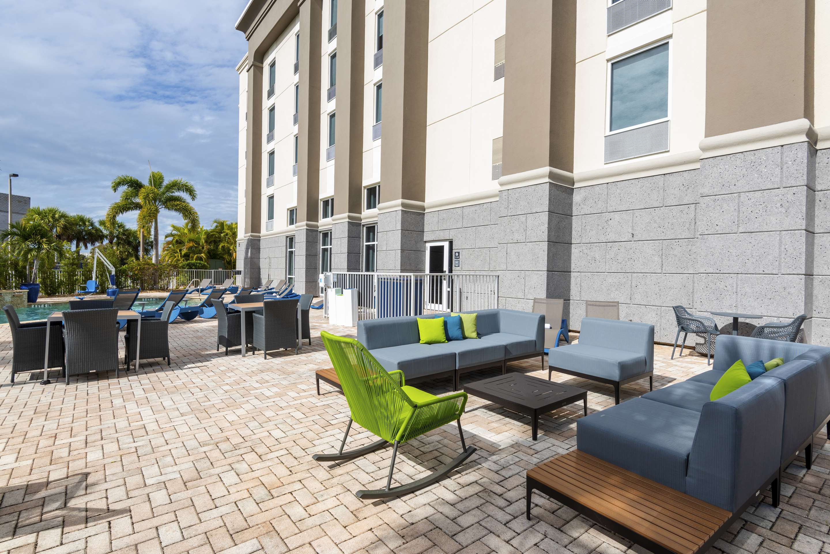 Exterior | Hampton Inn & Suites Fort Myers - Colonial Blvd