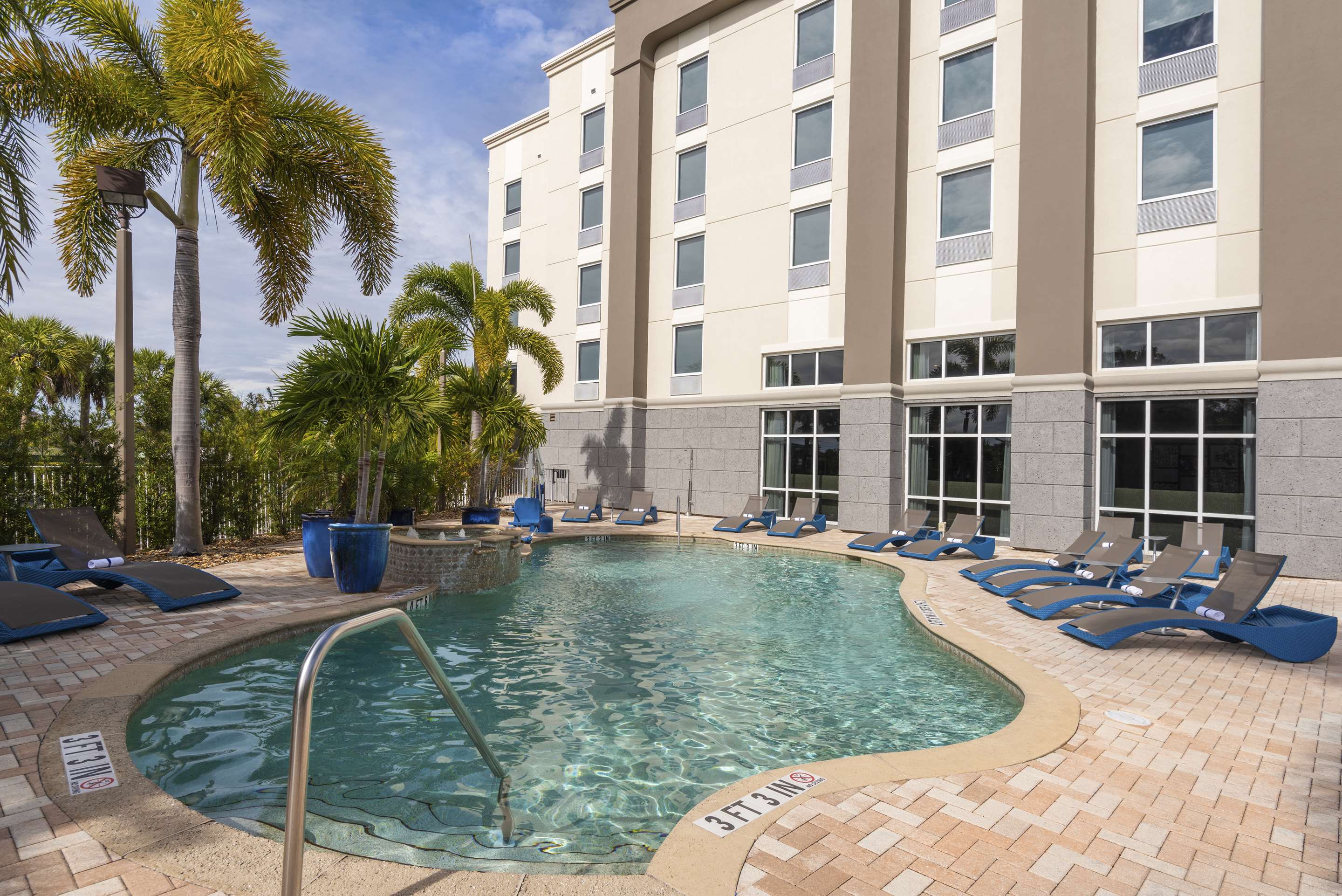 Pool | Hampton Inn & Suites Fort Myers - Colonial Blvd