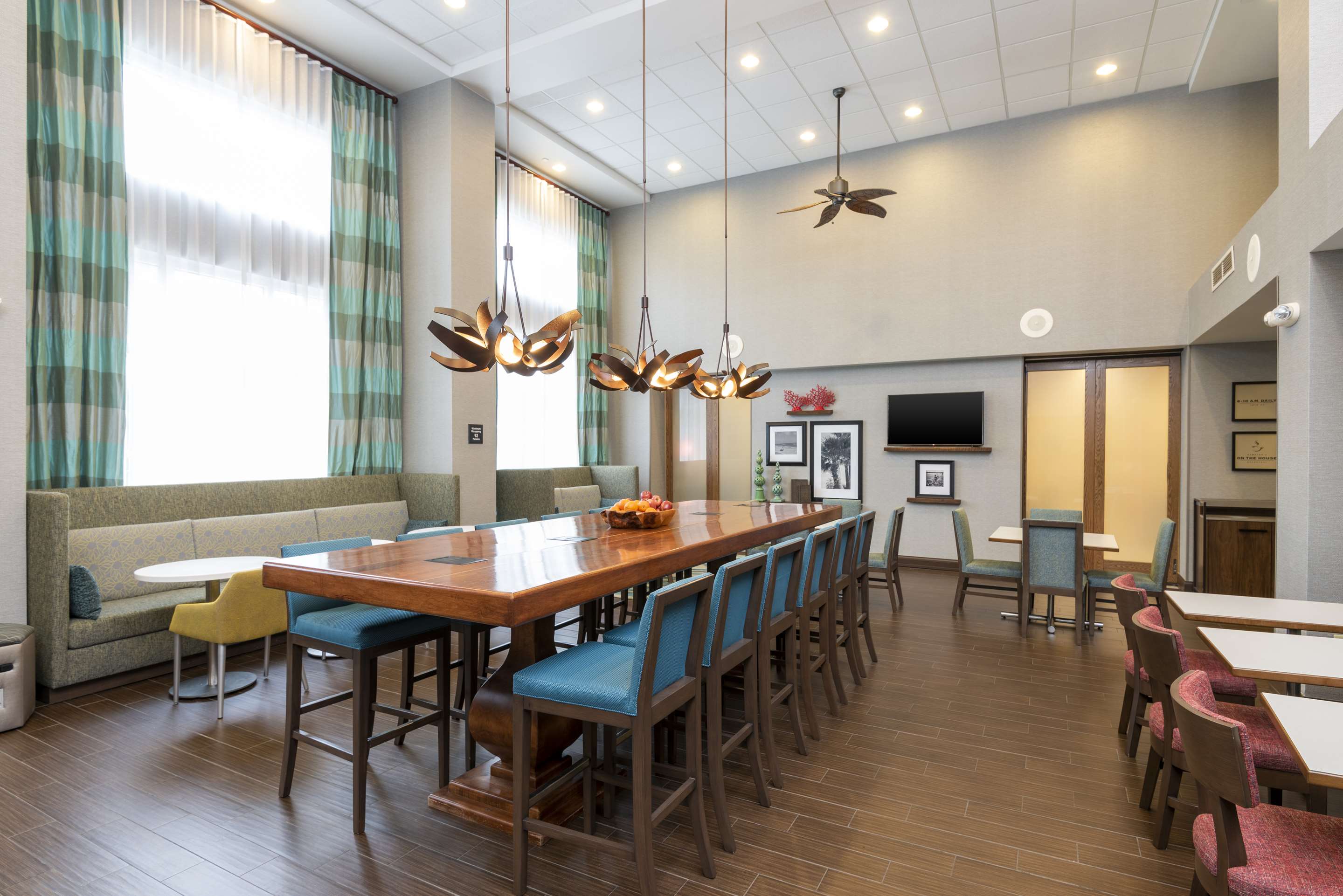 Breakfast Area | Hampton Inn & Suites Fort Myers - Colonial Blvd