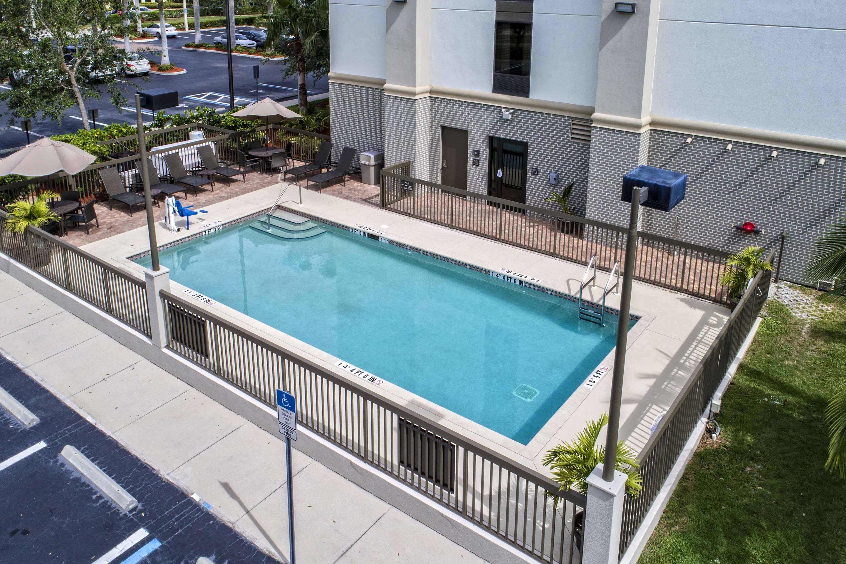 Pool | Hampton Inn & Suites Fort Myers-Estero/FGCU