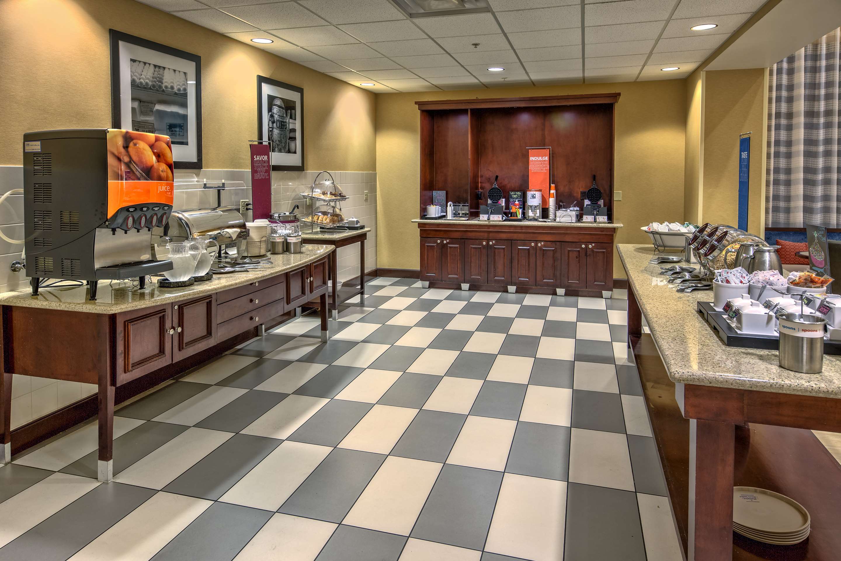 Breakfast Area | Hampton Inn & Suites Fort Myers-Estero/FGCU