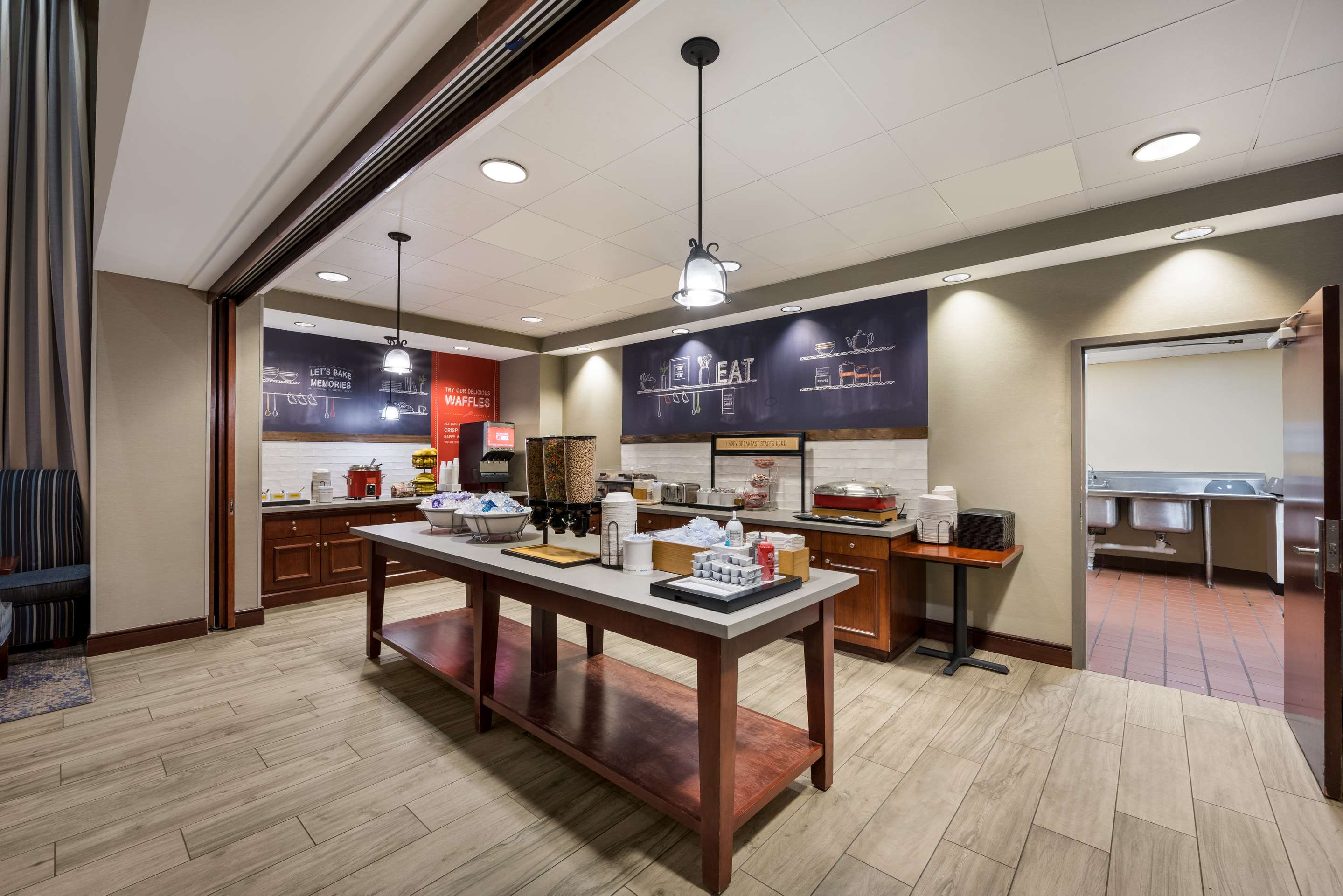 Breakfast Area | Hampton Inn & Suites Fredericksburg-at Celebrate Virginia