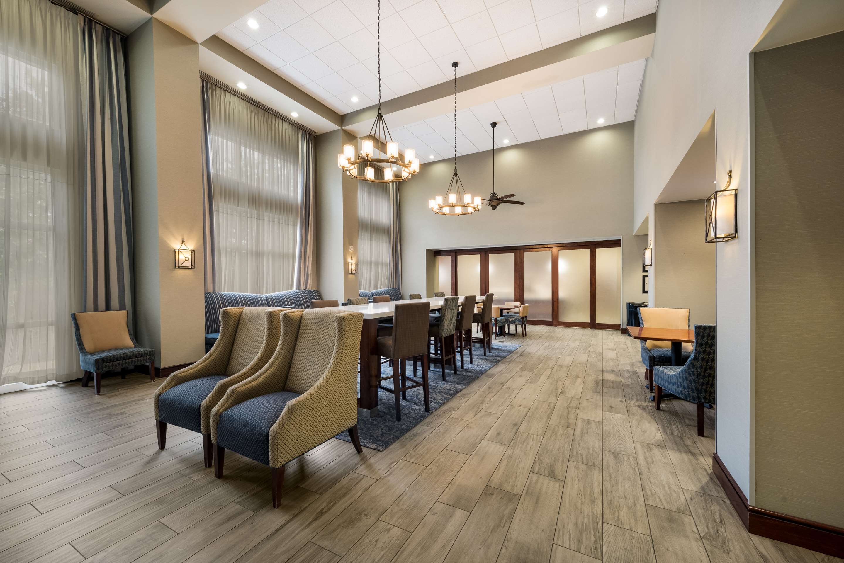 Breakfast Area | Hampton Inn & Suites Fredericksburg-at Celebrate Virginia
