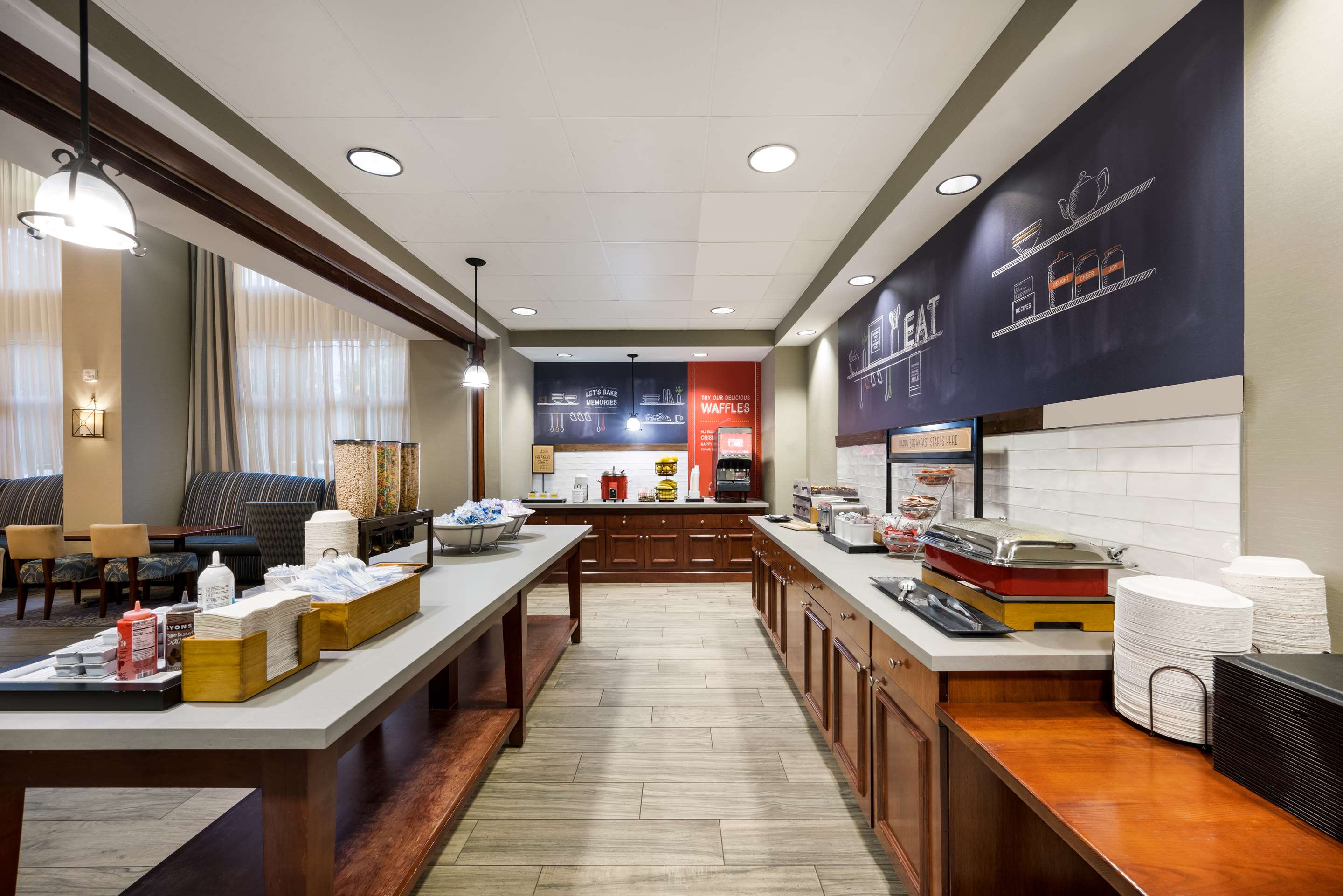 Breakfast Area | Hampton Inn & Suites Fredericksburg-at Celebrate Virginia