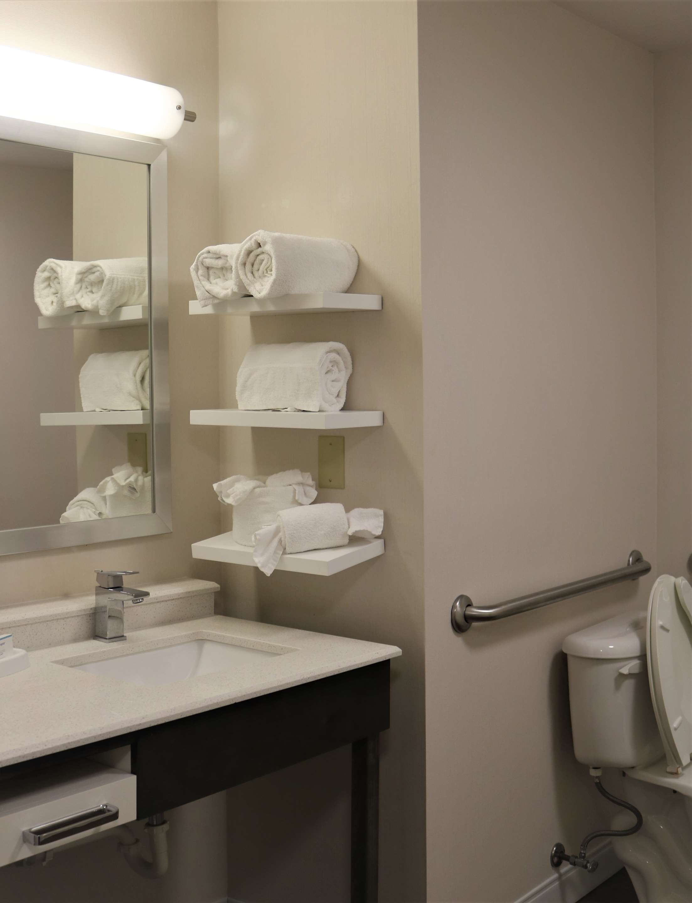 Guest room bath