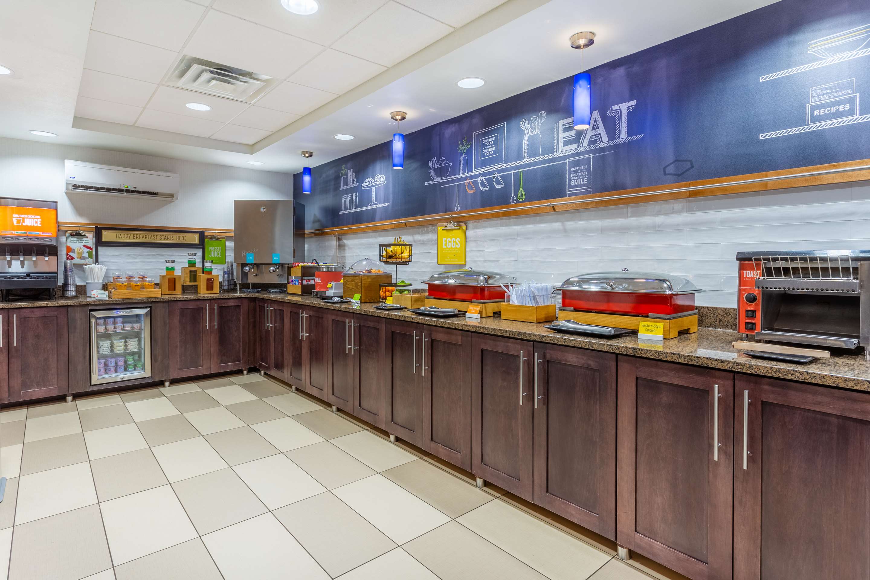 Breakfast Area | Hampton Inn Sioux Falls
