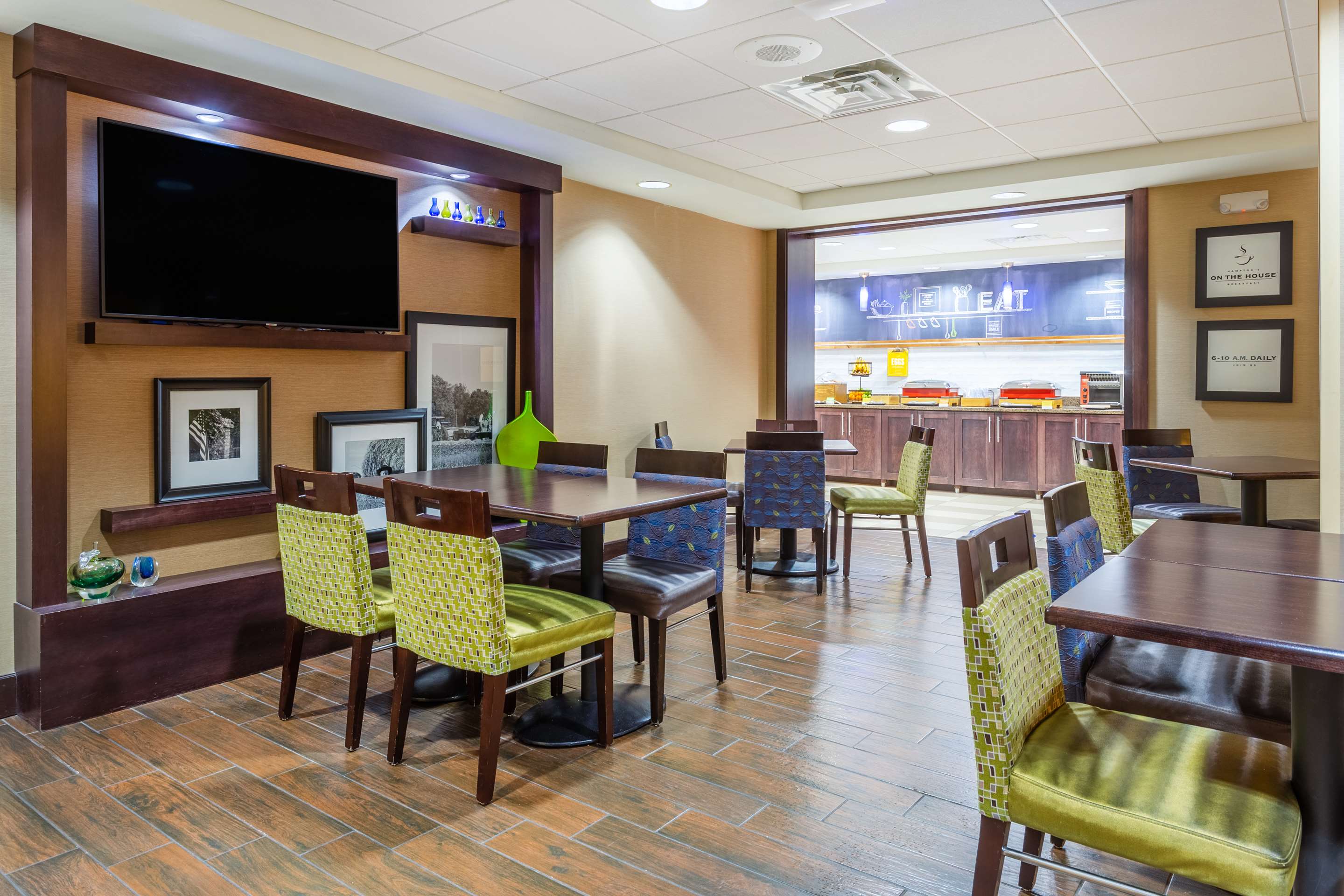Breakfast Area | Hampton Inn Sioux Falls